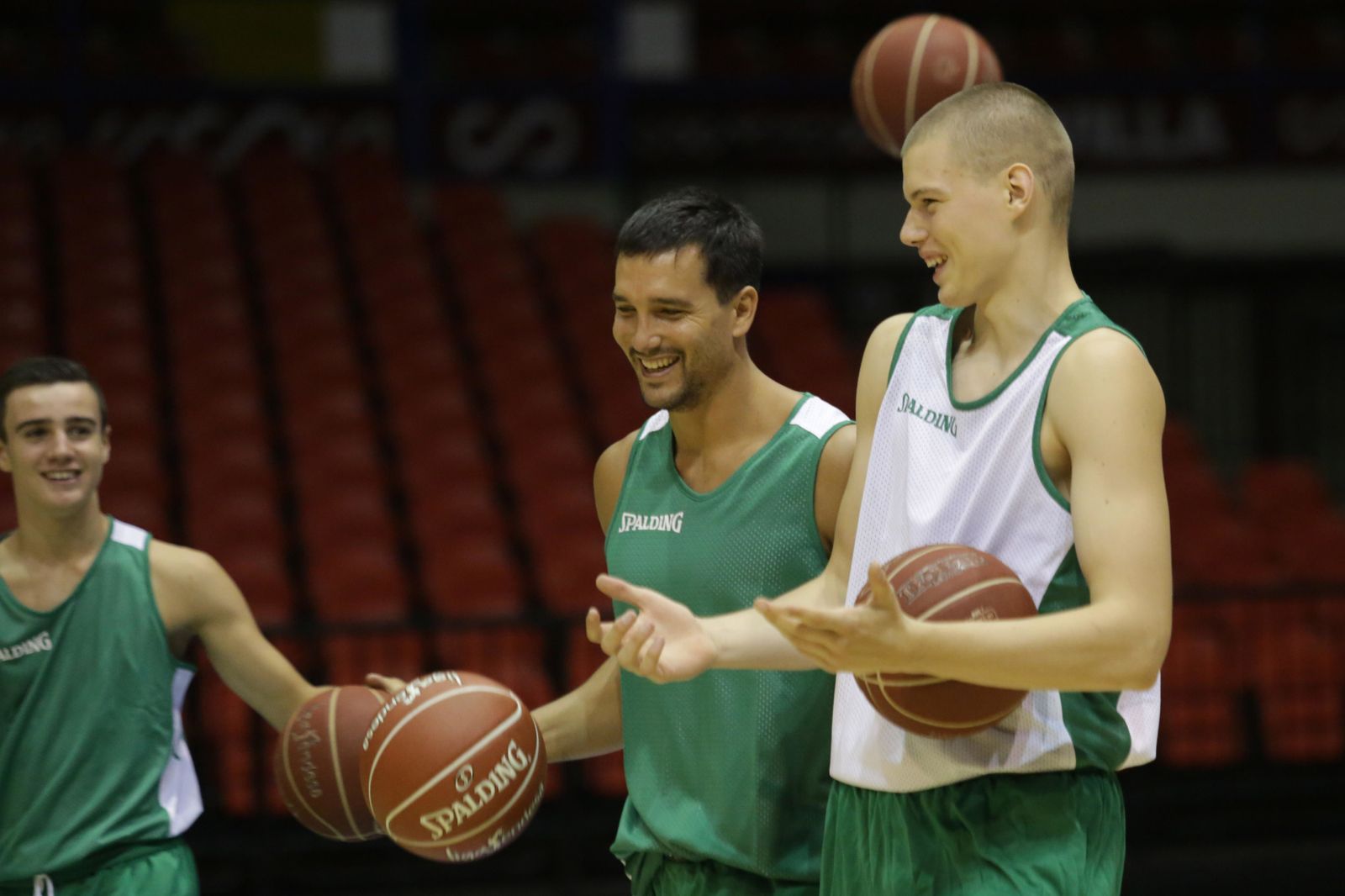 Alfonso Sánchez bromea con Cizmic durante un entrenamiento.