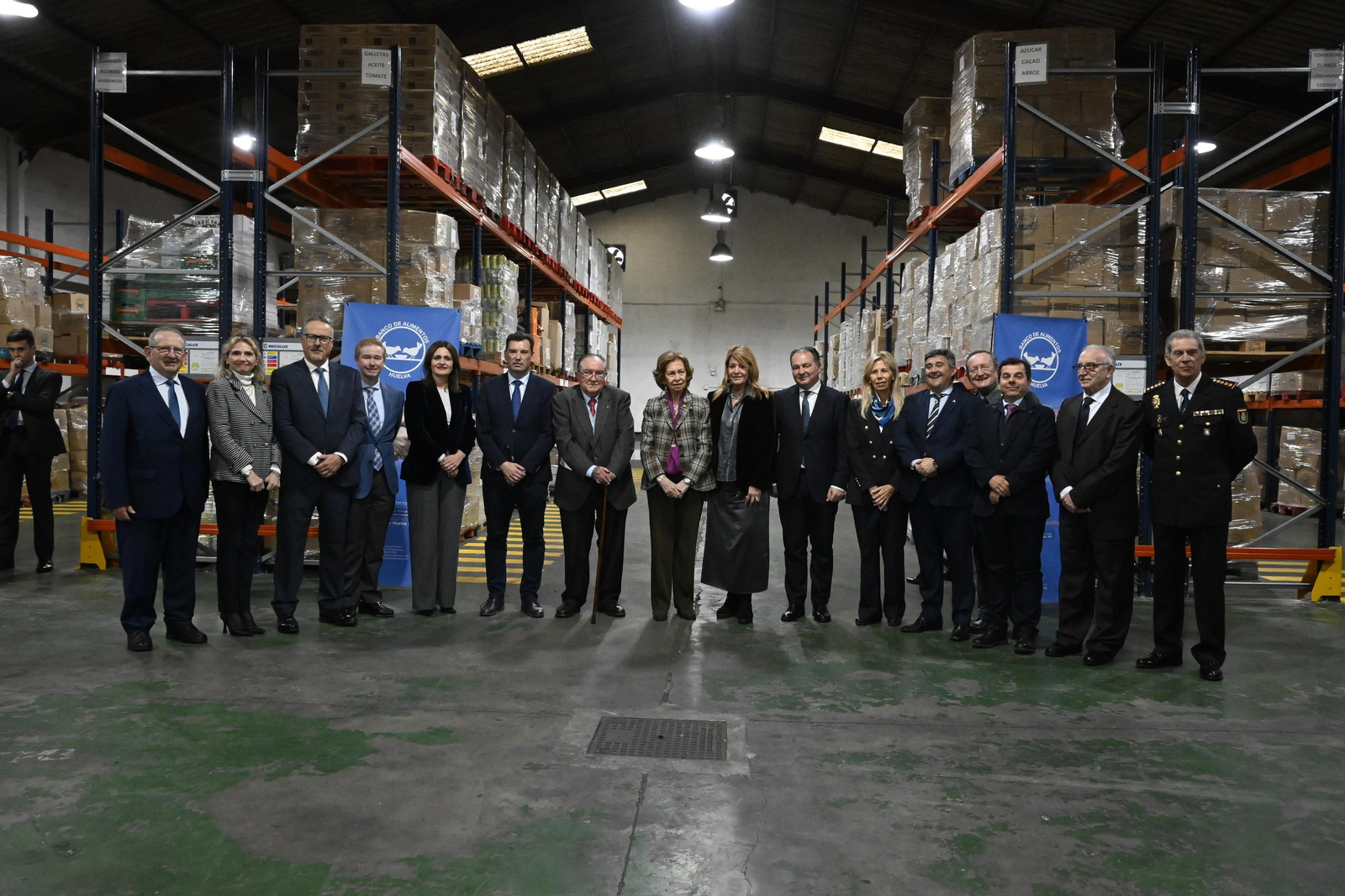 La Reina Sofía visita el Banco de Alimentos de Huelva, en imágenes