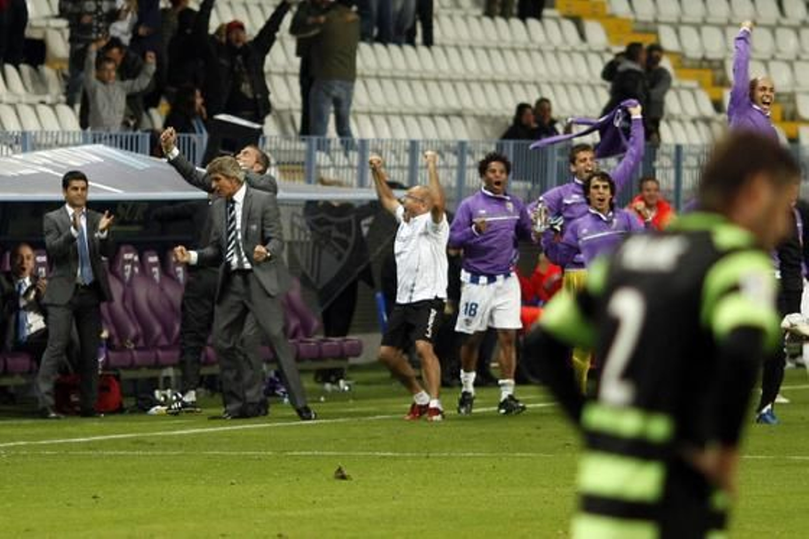 8. La cobertura de su trabajo

Mientras que Jesualdo Ferreira acaparaba en su persona la figura de lo que en Inglaterra se conoce como manager general (entrenador y director deportivo en uno), Pellegrini se va a tener que coordinar con Antonio Fernández, que es la figura que el club ha elegido para los despachos en la parcela deportiva.

Foto: Carlos Pastor