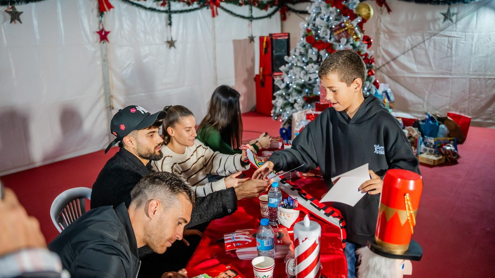Un pequeño entrega su juguete a cambio del autógrafo de Puigmal