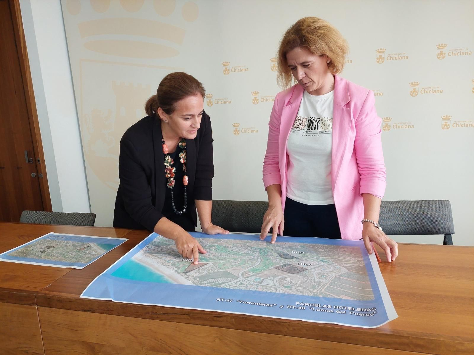 Las concejalas observan dónde irán los tres nuevos establecimientos hoteleros