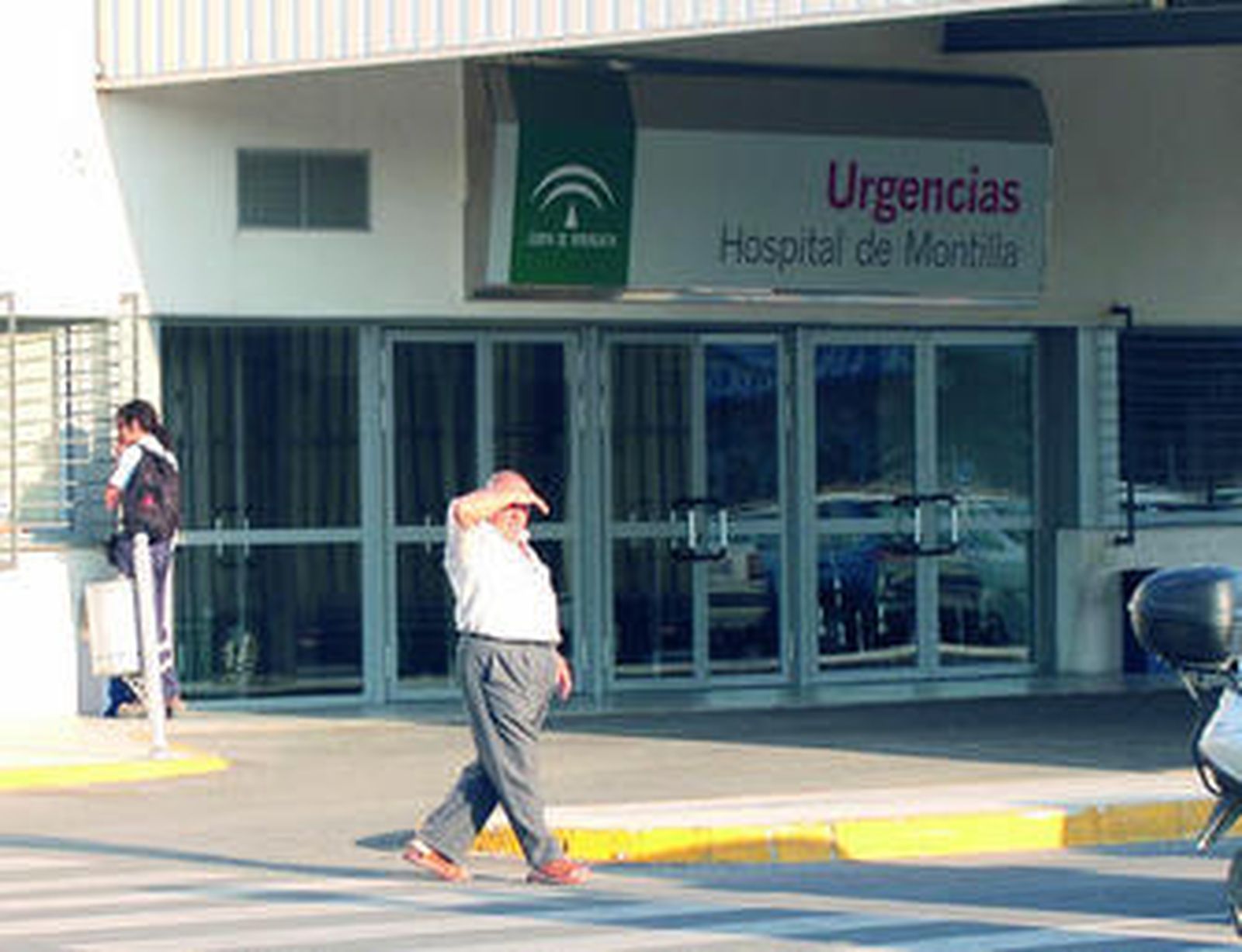 Un hombre camina por los alrededores del hospital de Montilla.
