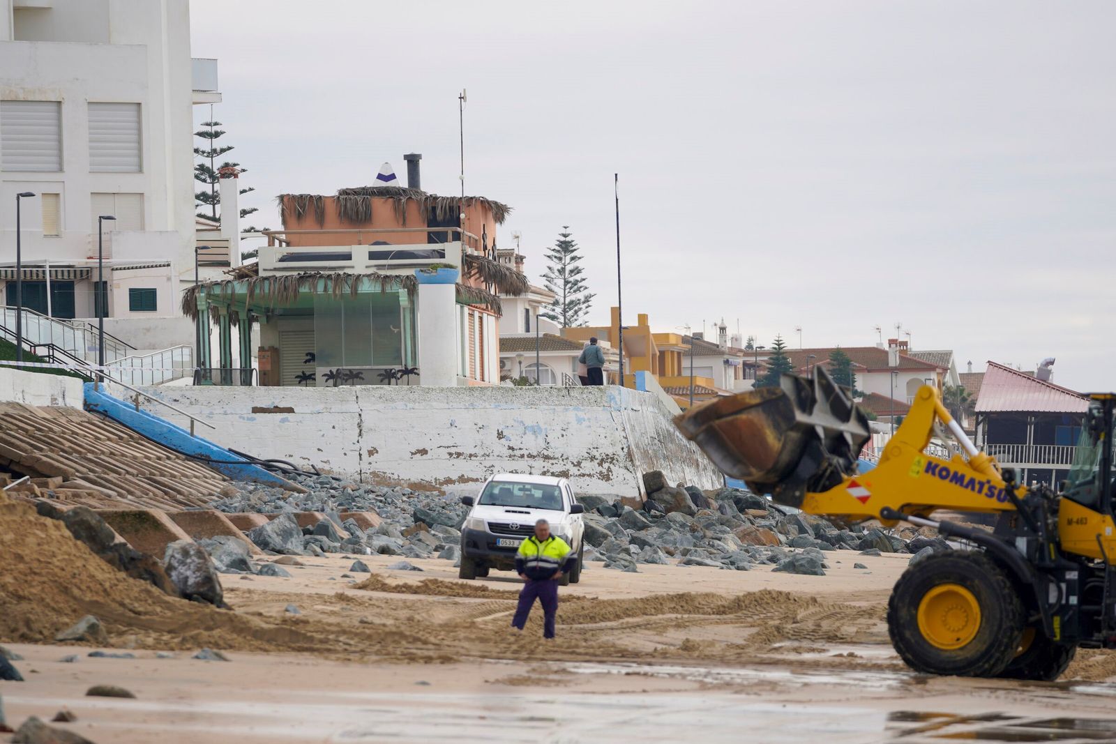 Los destrozos causados por el último temporal a la playa y al paseo marítimo de Matalascañas