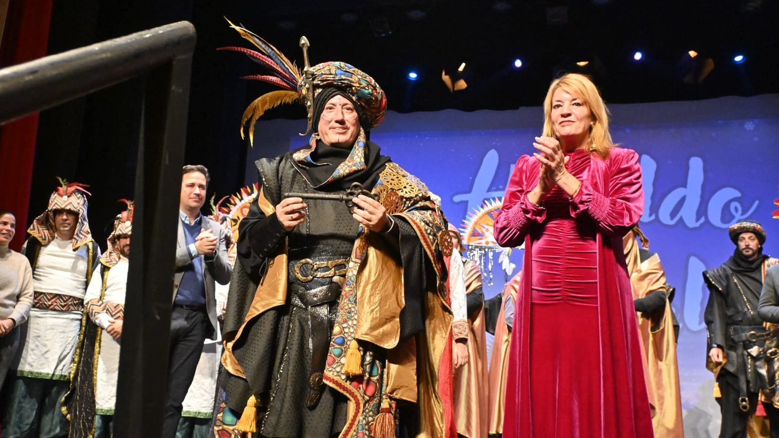 El Heraldo Real con la llave de la ciudad junto a la alcaldesa de Huelva, Pilar Miranda.