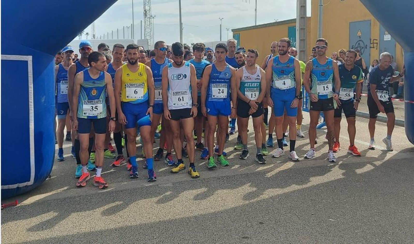 La salida de la categoría absoluta masculina de la I Milla Urbana de La Línea