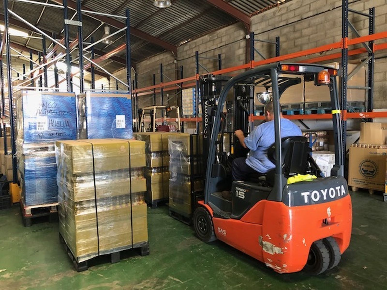 Palets con los alimentos cedidos por Mercadona al Banco de Alimentos de Huelva.