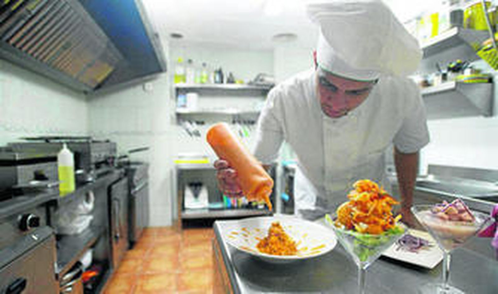 Luis Alberto Ramírez, chef colombiano de Rayuela, trabajando en su cocina.