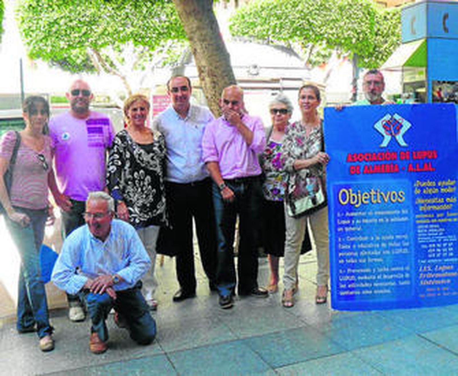 Políticos y miembros de la asociación en una de las mesas informativas en el Paseo de Almería.