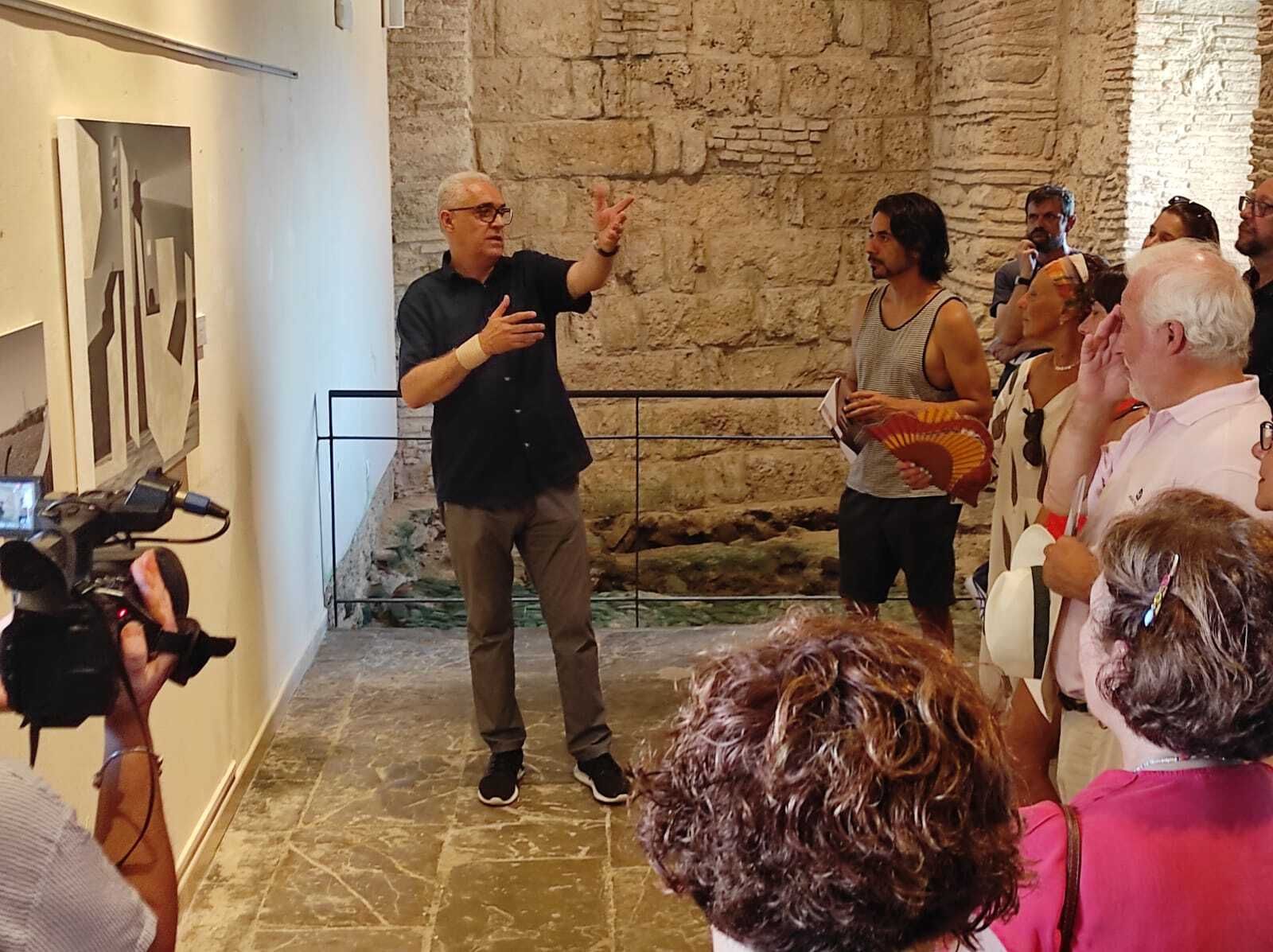 Antonio Rojas presentando su obra en el Castillo de Tarifa.