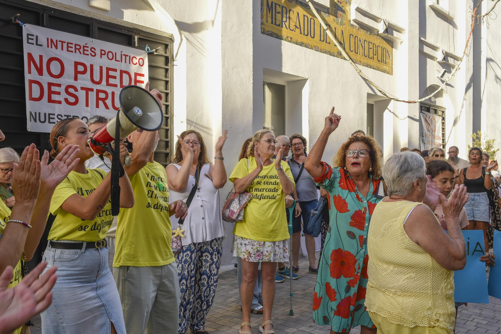 Las fotos de la protesta de los comerciantes de La Línea por la gestión del mercado municipal
