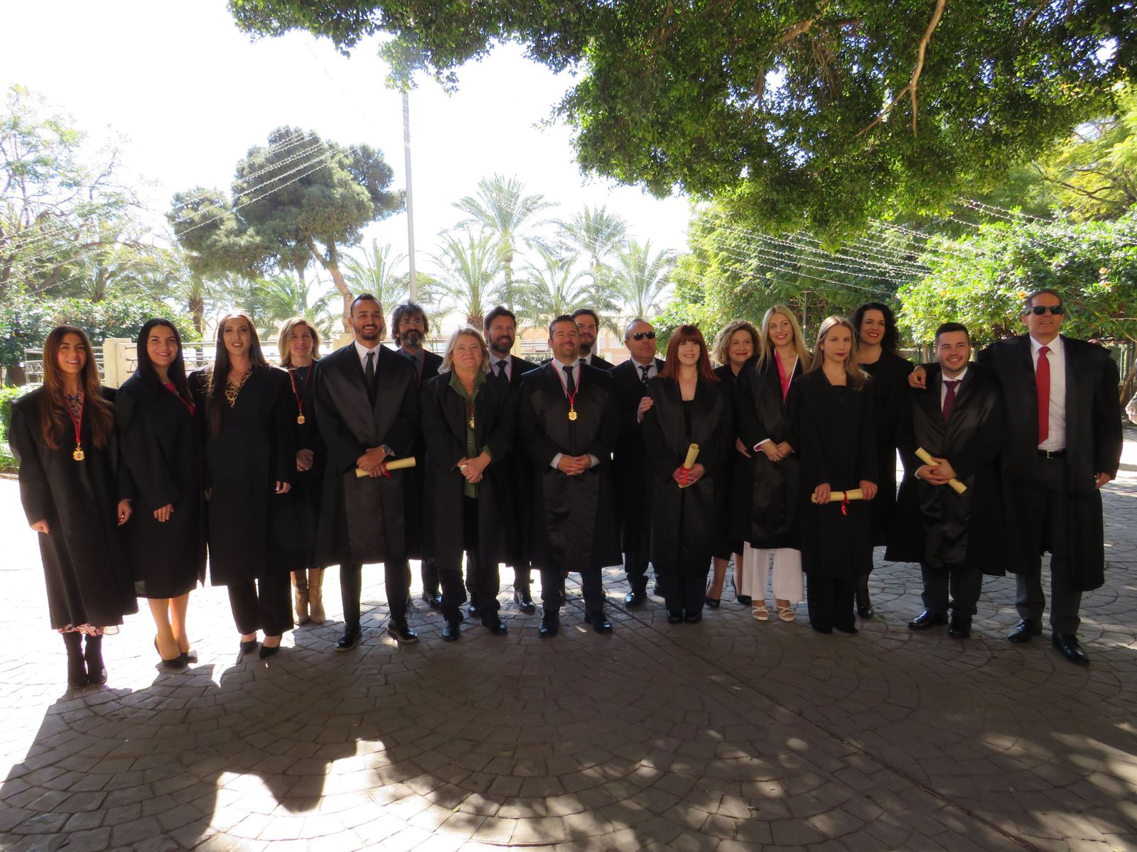 Los nuevos colegiados con sus padrinos y la junta de gobierno del Colegio.