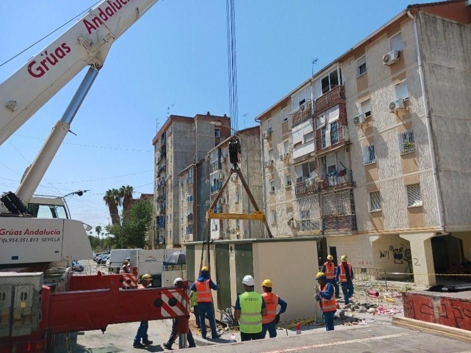 Instalación de un nuevo centro  de transformación  en Martinés Montañés (Polígono Sur), en agosto de 2024