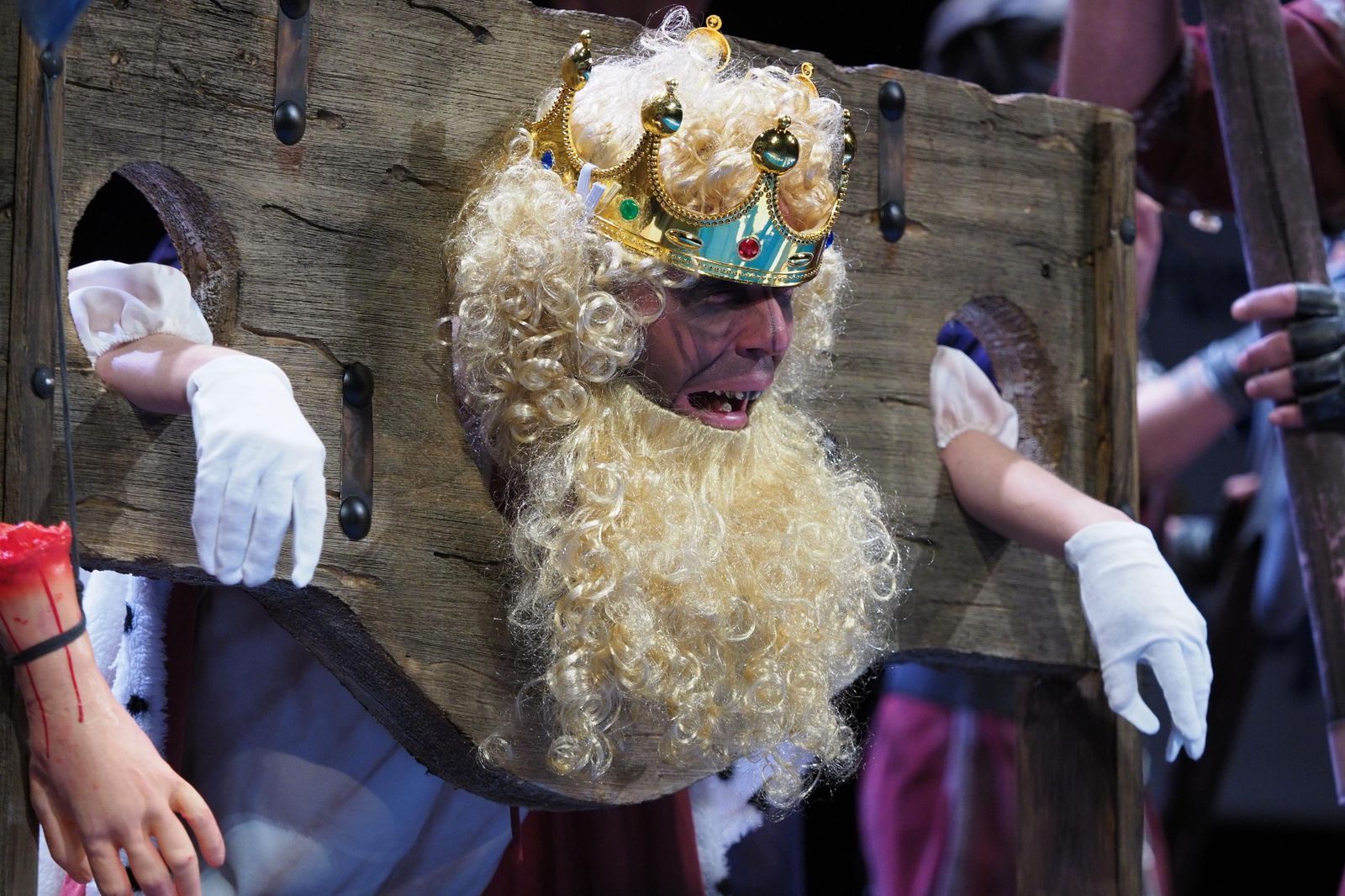 La chirigota de Chiclana 'La familia Verdugo' protagonizó la primera polémica del COAC.