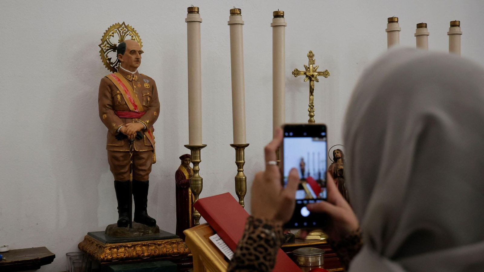 El pequeño Franco que se venera en la basílica de El Palmar, con su aureola de santidad y todo.