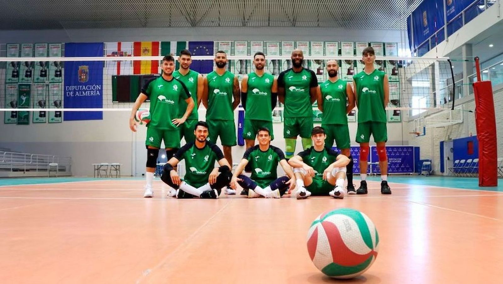 El plantel verde posa en el Moisés Ruiz en la previa de la final