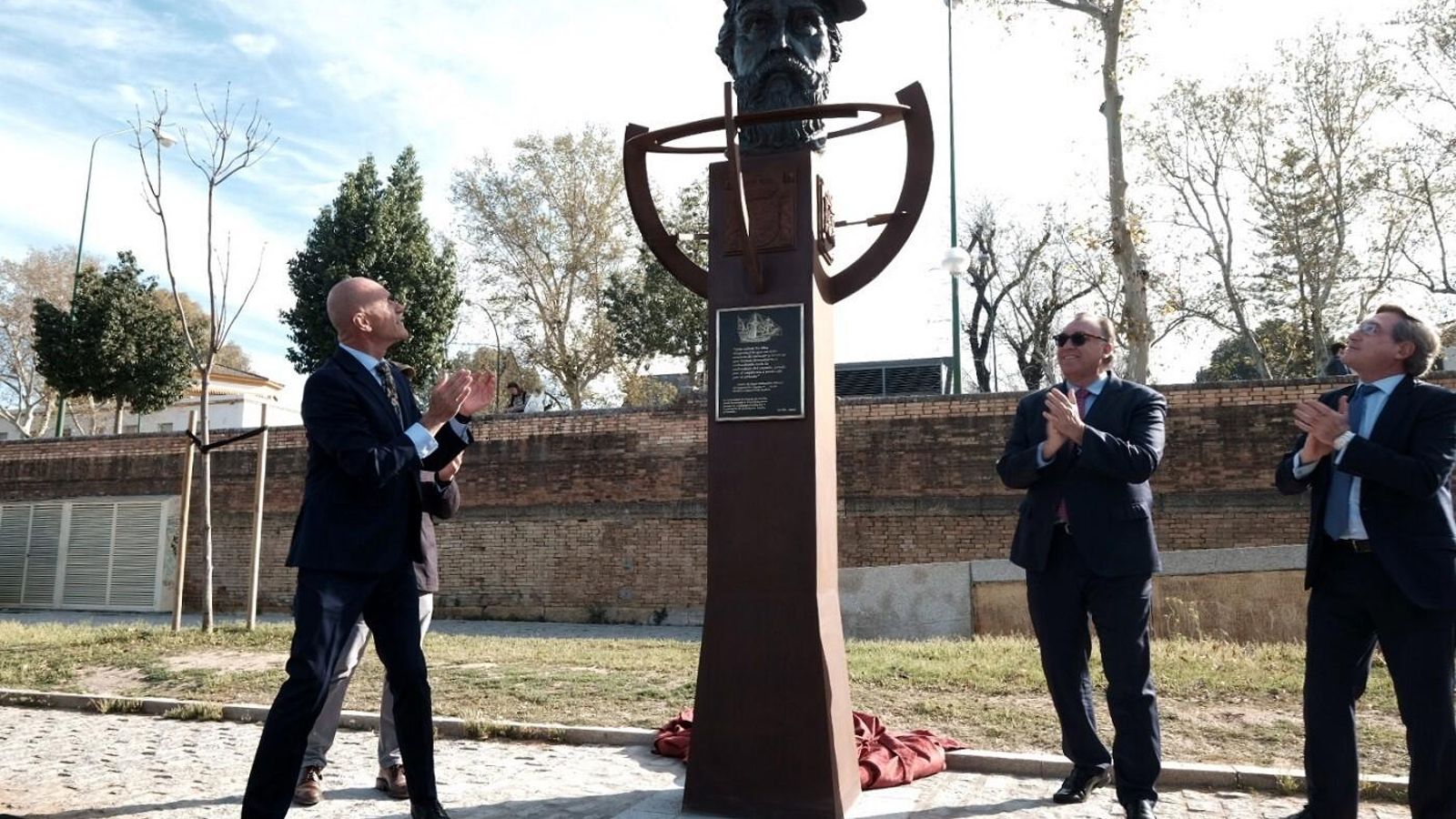 Primer plano de la escultura de Elcano.