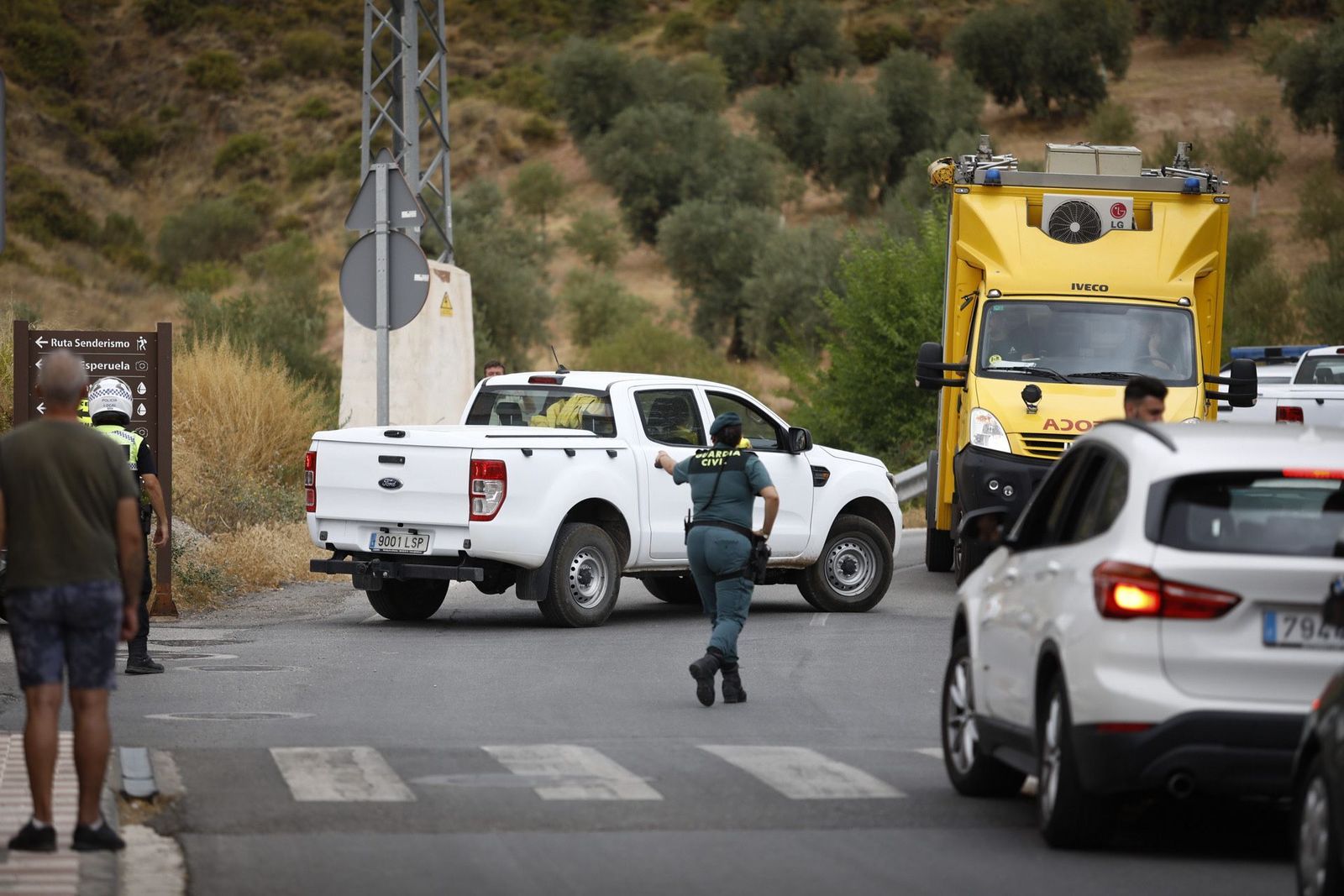 Así trabaja el Infoca en la extinción del incendio provocado por un rayo en Nívar