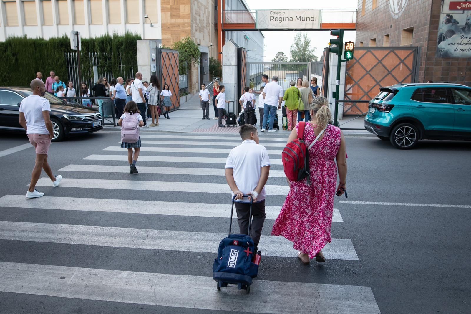 La vuelta al cole en los colegios de Granada, en imágenes