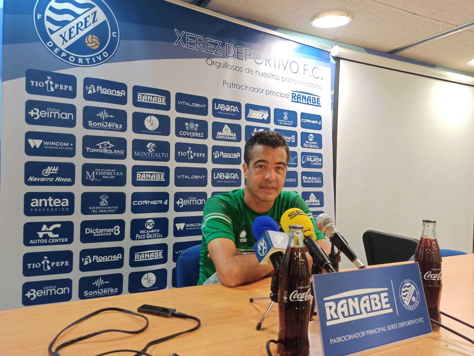 José Herrera, técnico del Xerez DFC, en la rueda de prensa de este viernes en Chapín.