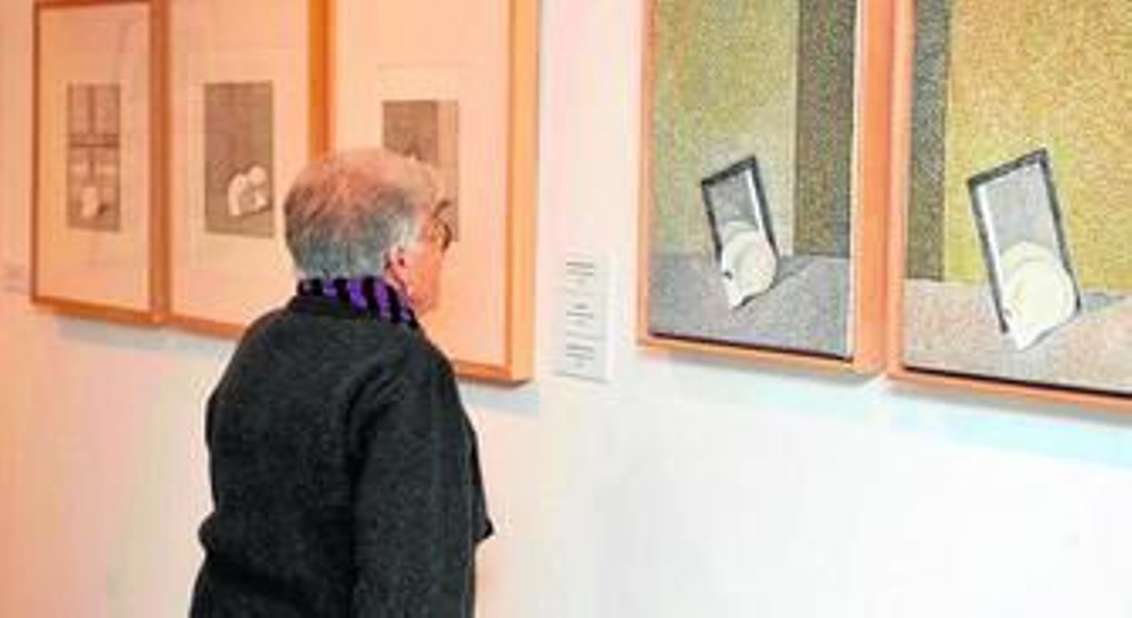 Una mujer contemplaba ayer uno de los cuadros de la exposición 'Cristino de Vera. Esencia y fugacidad', en el Archivo Municipal.