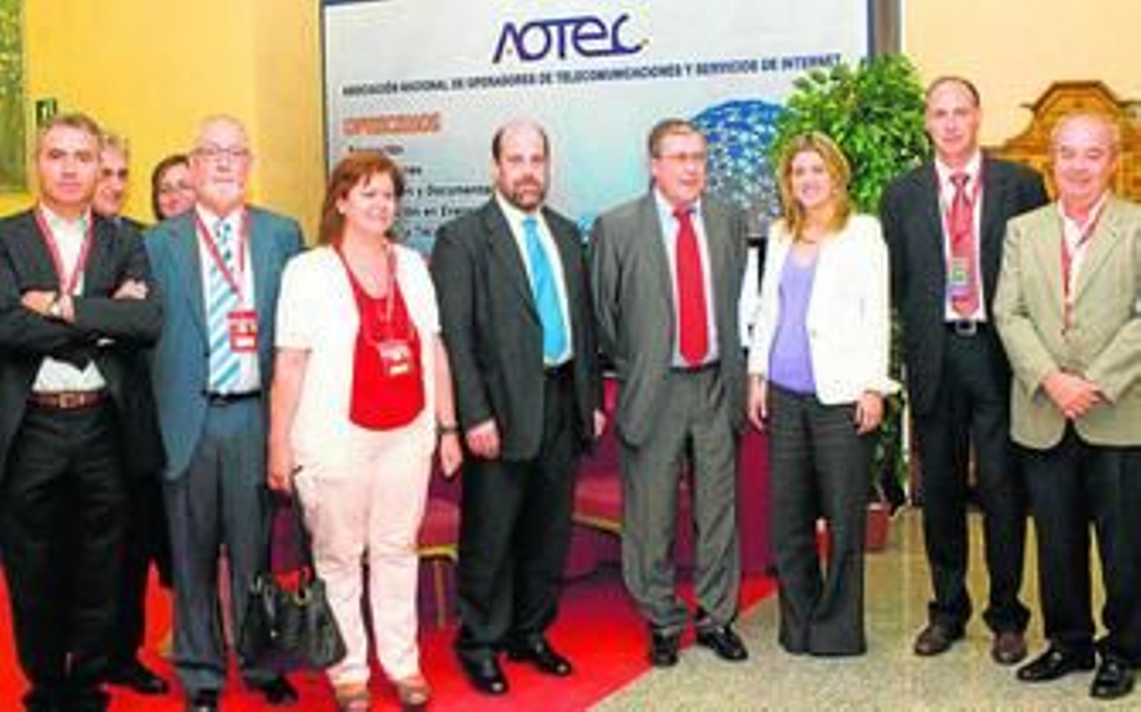 La directiva de la AOTEC junto a los tres consejeros de la CMT asistentes a la Feria Tecnológica del Cable, en el centro y sin acreditación:  Xabier Ormaetxea, José Pascual y Marta Plana.