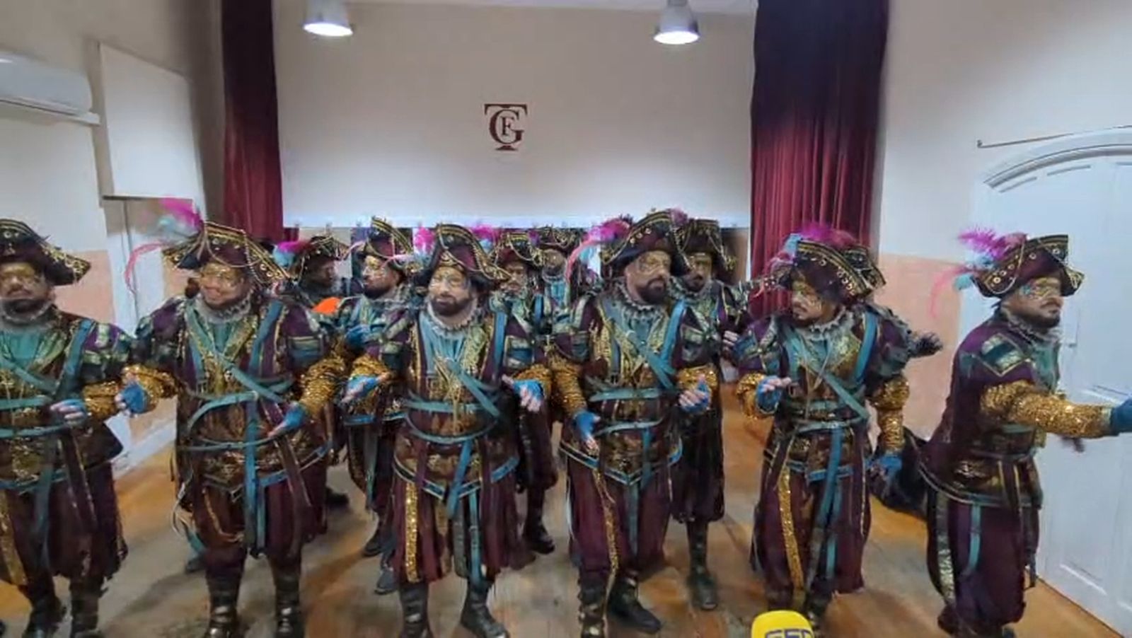 El pasodoble a Juanma Moreno de 'El manicomio' de la comparsa de Jona en camerinos