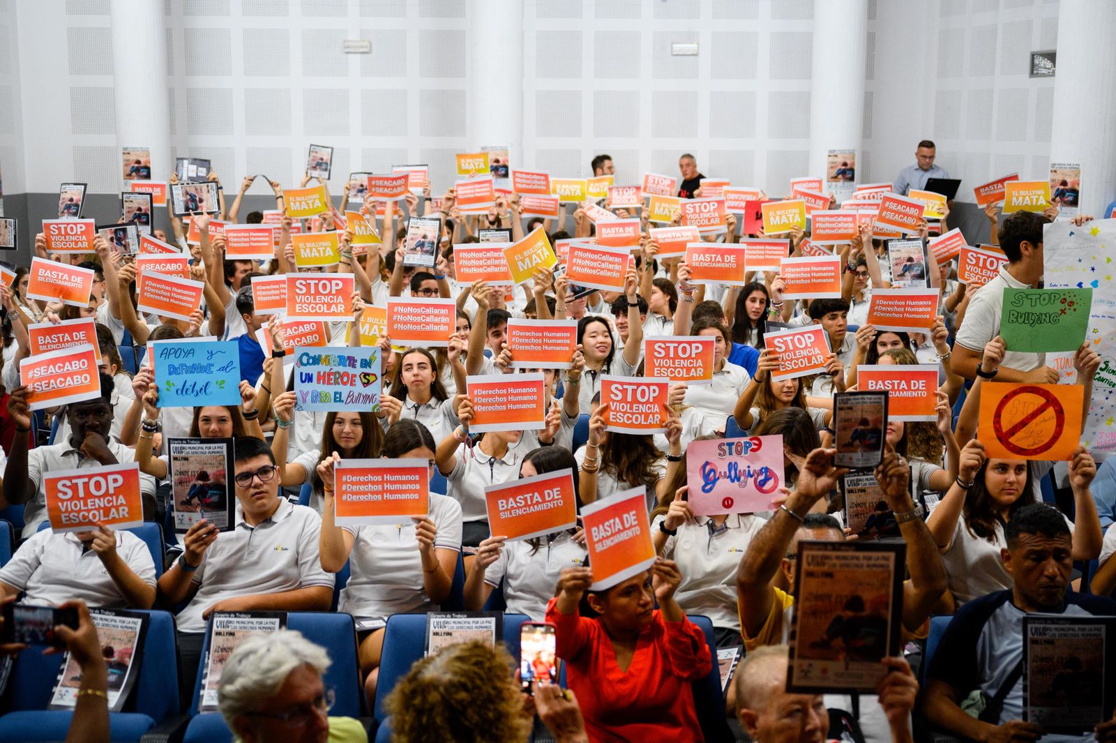 Carteles levantados en el foro La paz y Derechos Humanos, celebrado en Almería