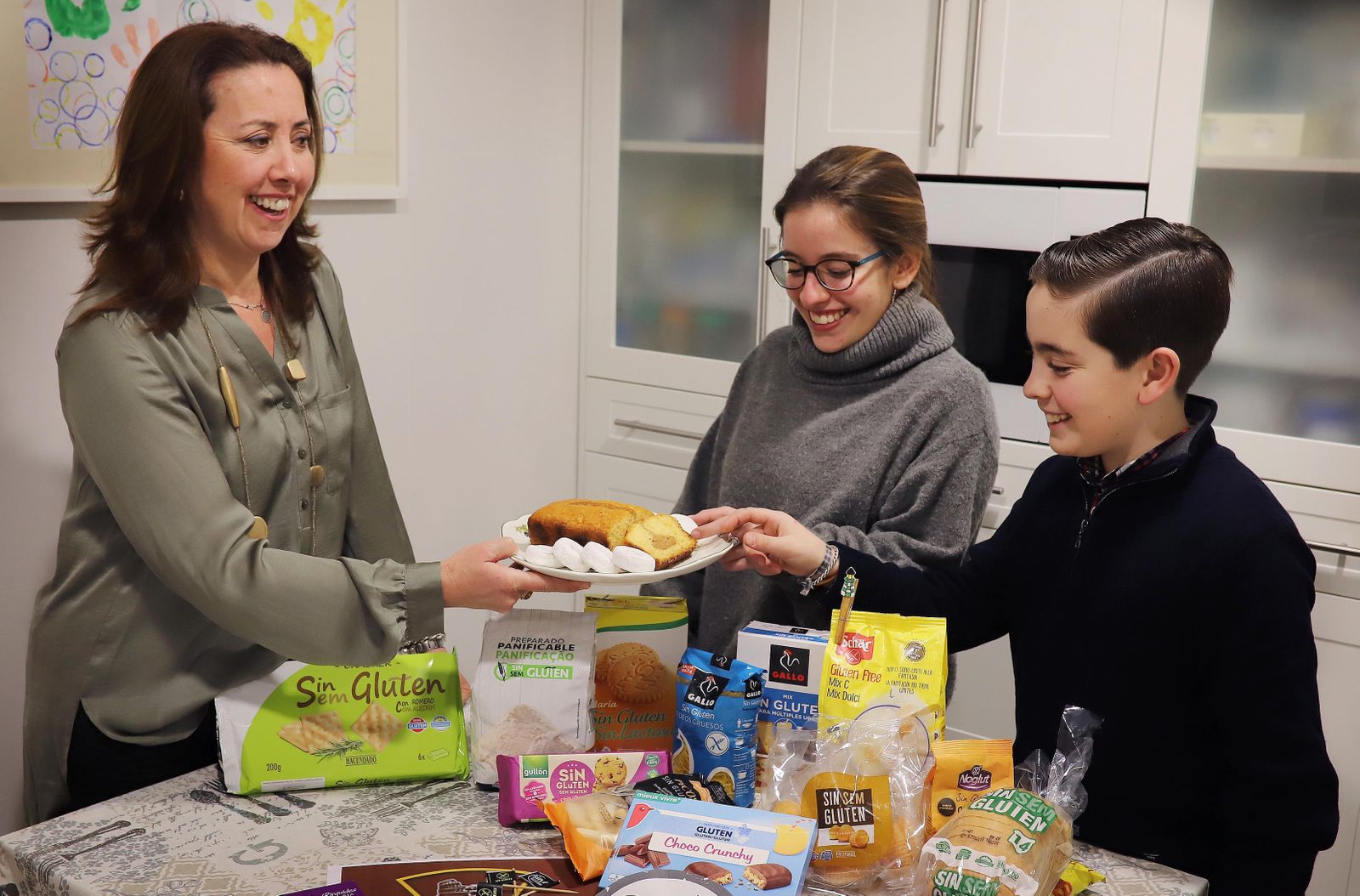 Pilar Gil con sus hijos Pilar y Javier, en la cocina de su casa.