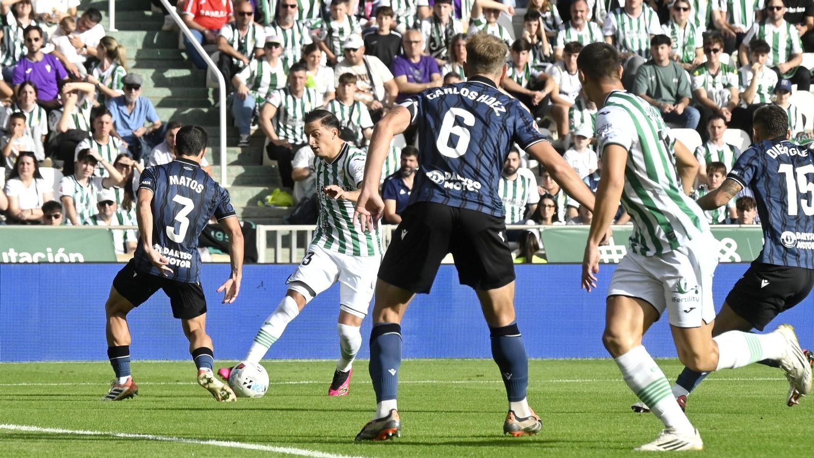 Carracedo intenta driblar a Matos en el primer tiempo del Córdoba CF - Ceuta.
