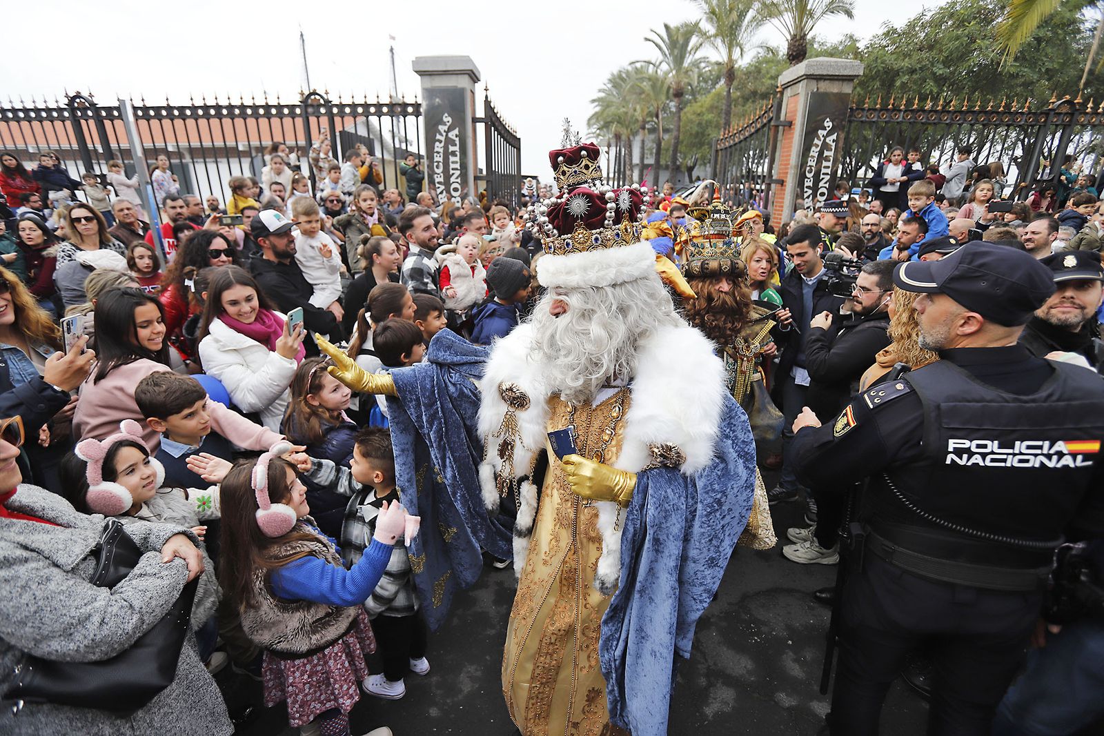 Imágenes de la mágica llegada de los Reyes Magos y la Estrella de la Ilusión a Huelva en barco