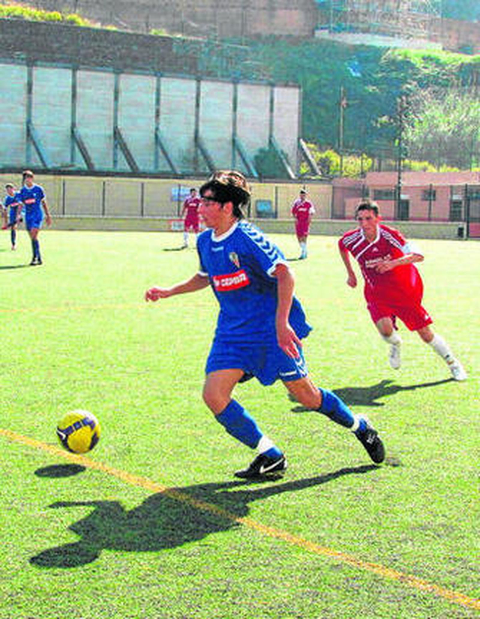 Un jugador del Algeciras conduce el balón ayer en Ceuta.