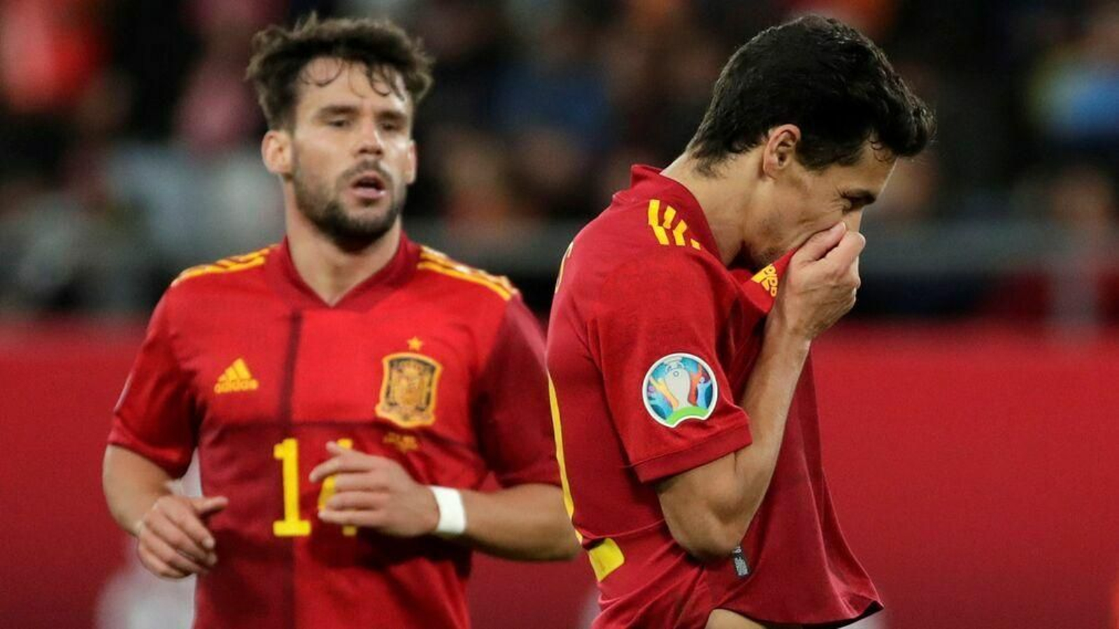 Jesús Navas besa la camiseta de la selección tras su gol a Malta.
