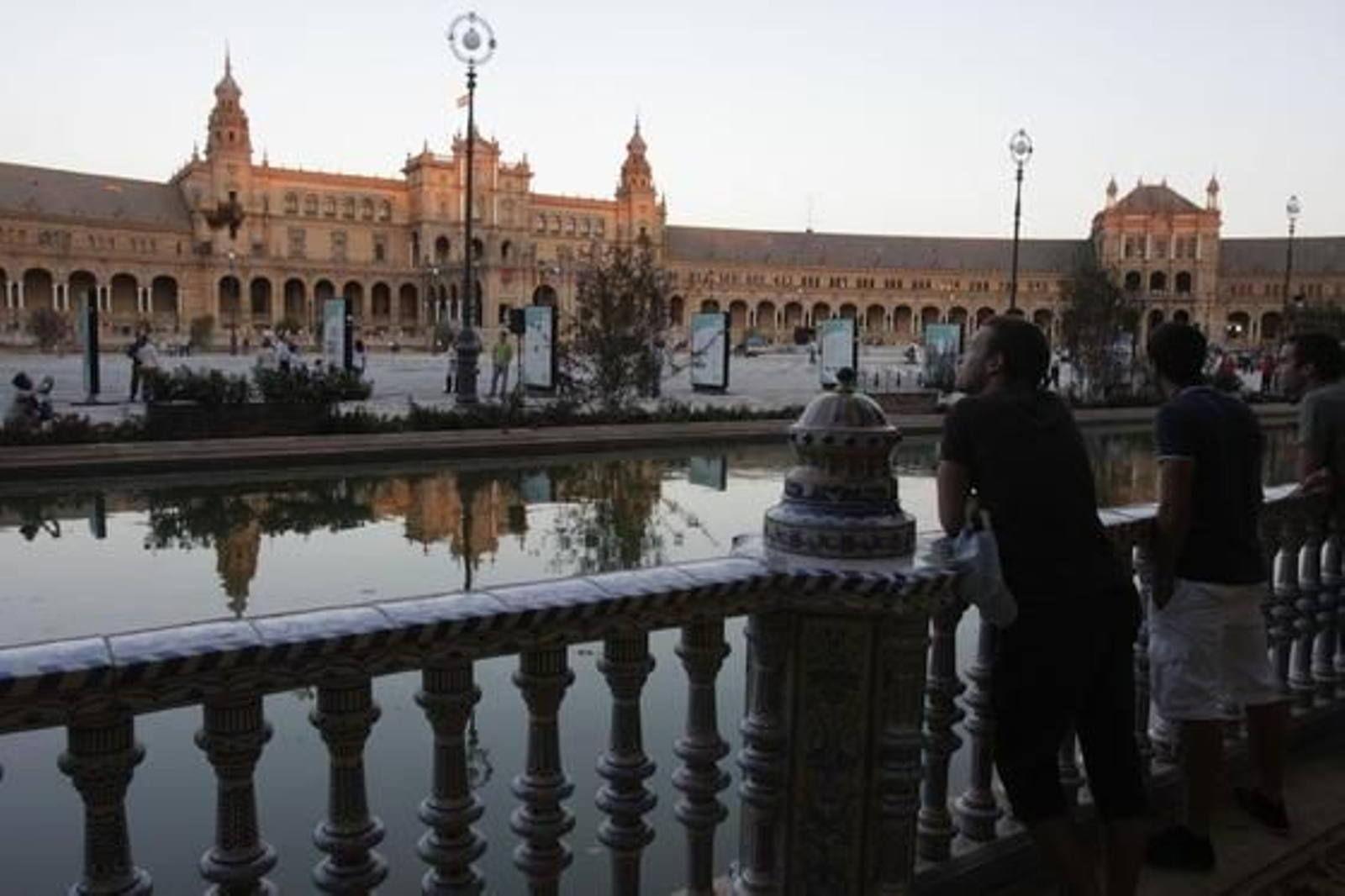 Los sevillanos disfrutan de la "nueva" Plaza de España.

Foto: José Ángel García