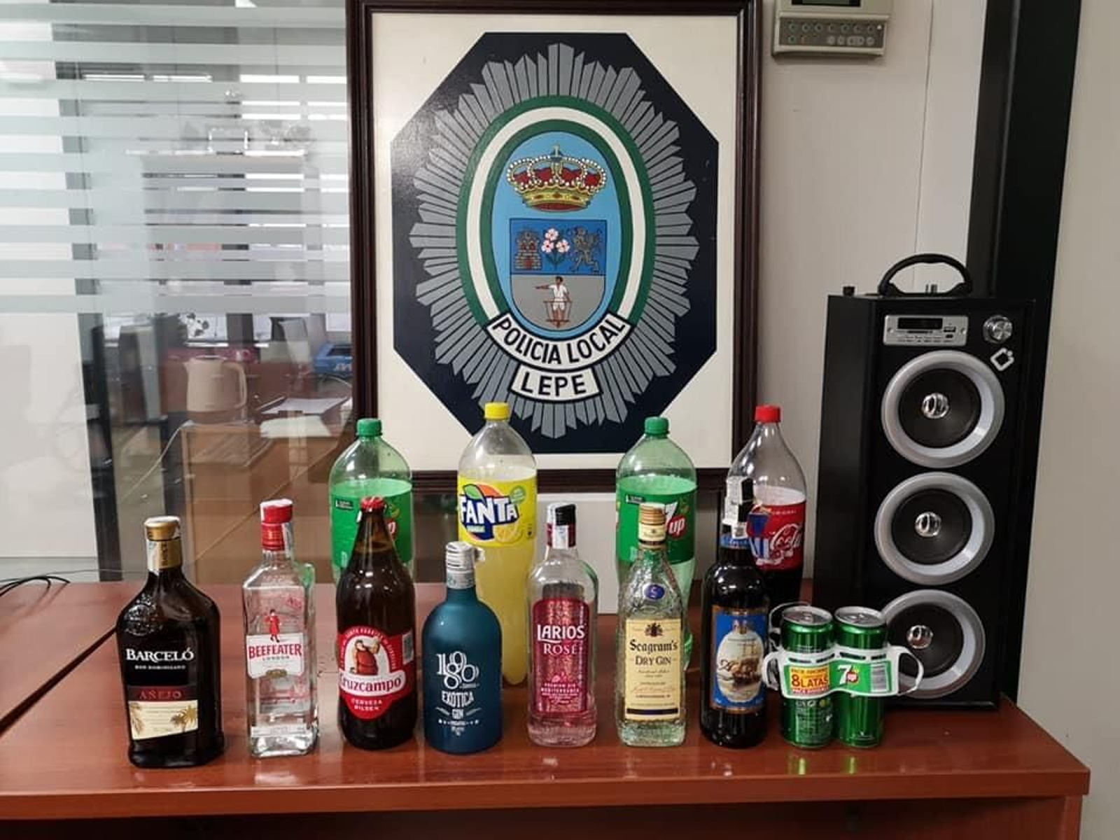 Los agentes han intervenido botellas de bebidas y un altavoz Los agentes han intervenido botellas de bebidas y un altavoz