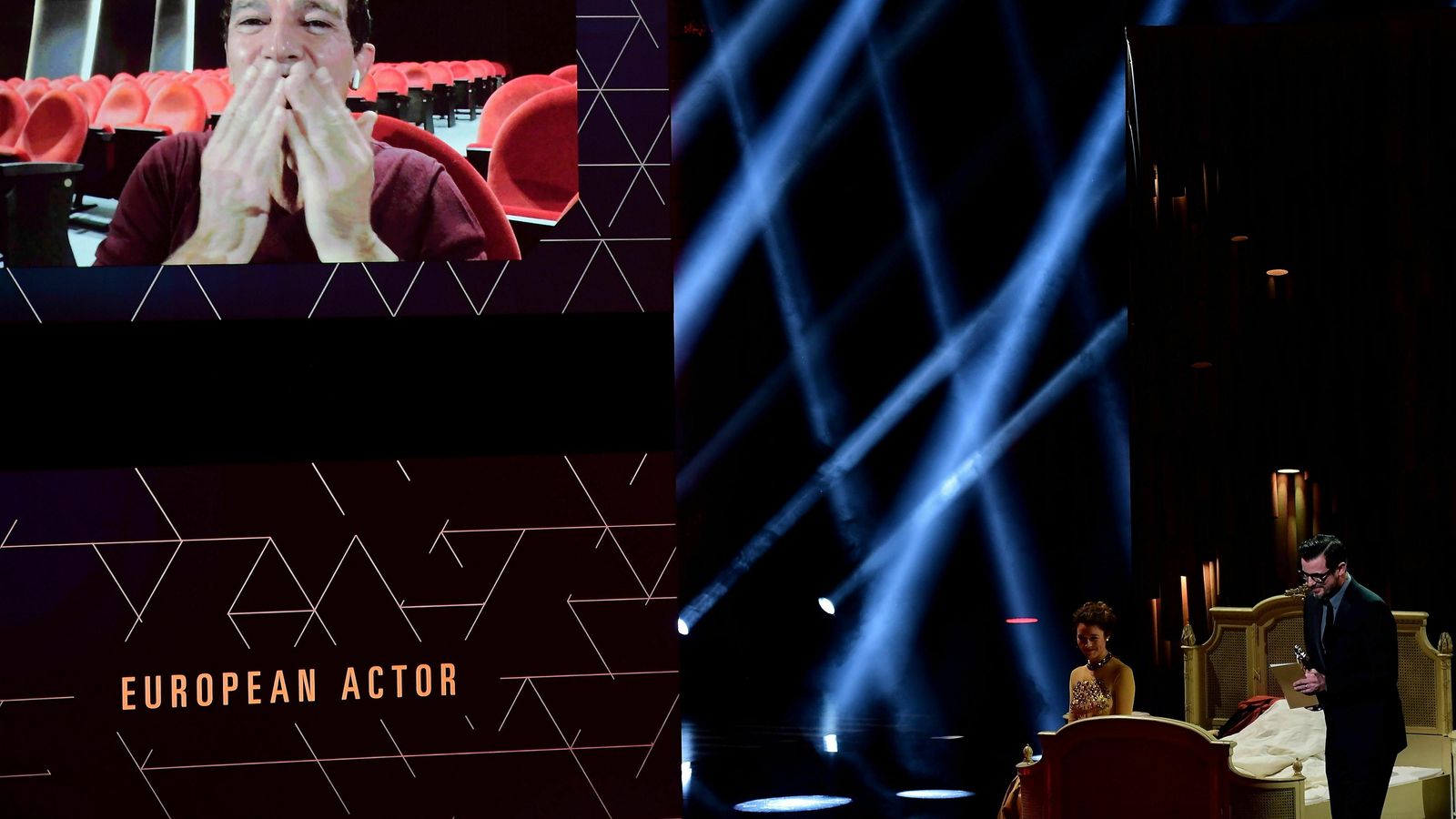 Una pantalla en la gala de los EFA muestra a Antonio Banderas agradeciendo su premio desde Málaga.