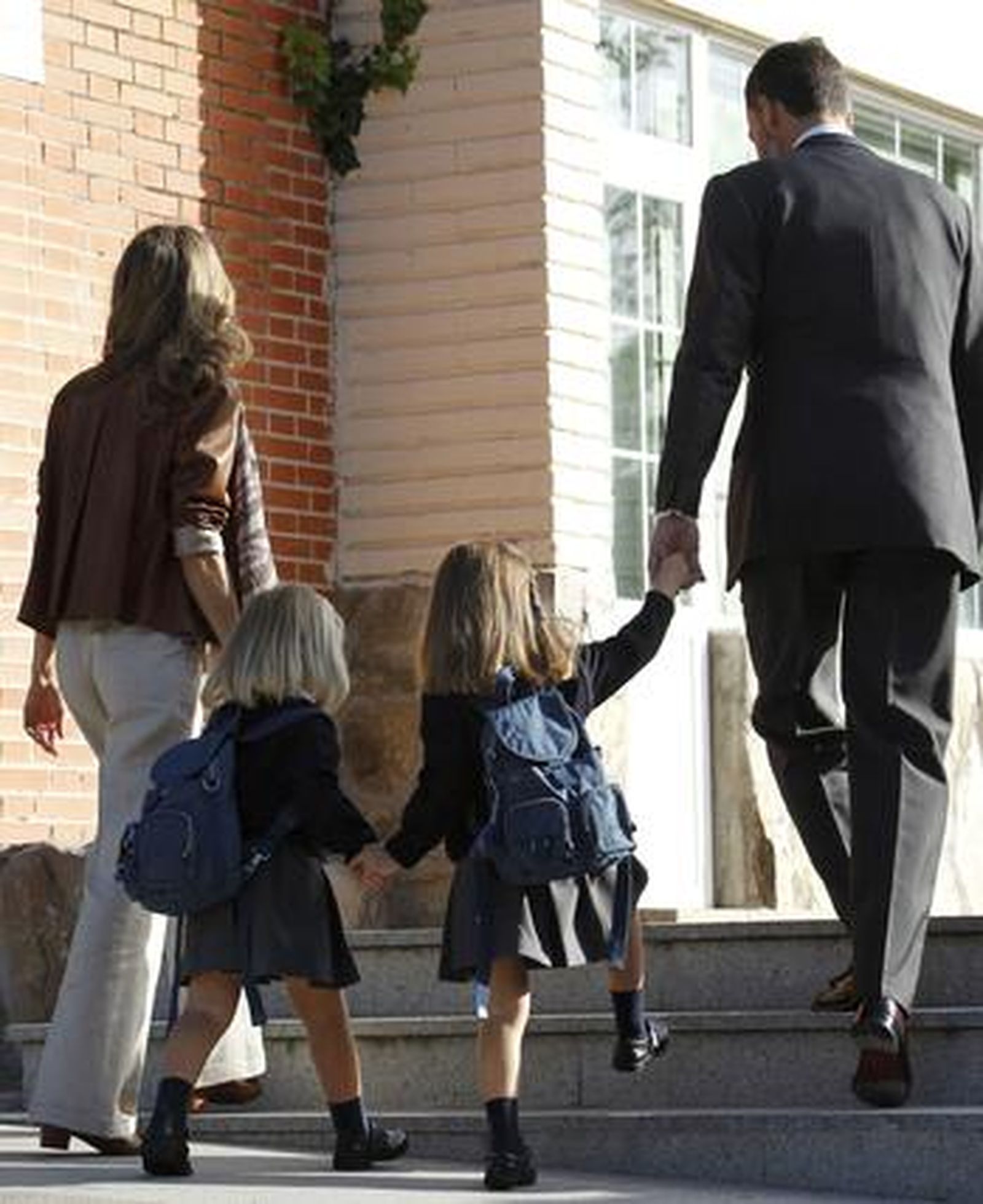 Las infantas Leonor y Sofía asisten a su primer día de colegio acompañadas de sus padres. / EFE