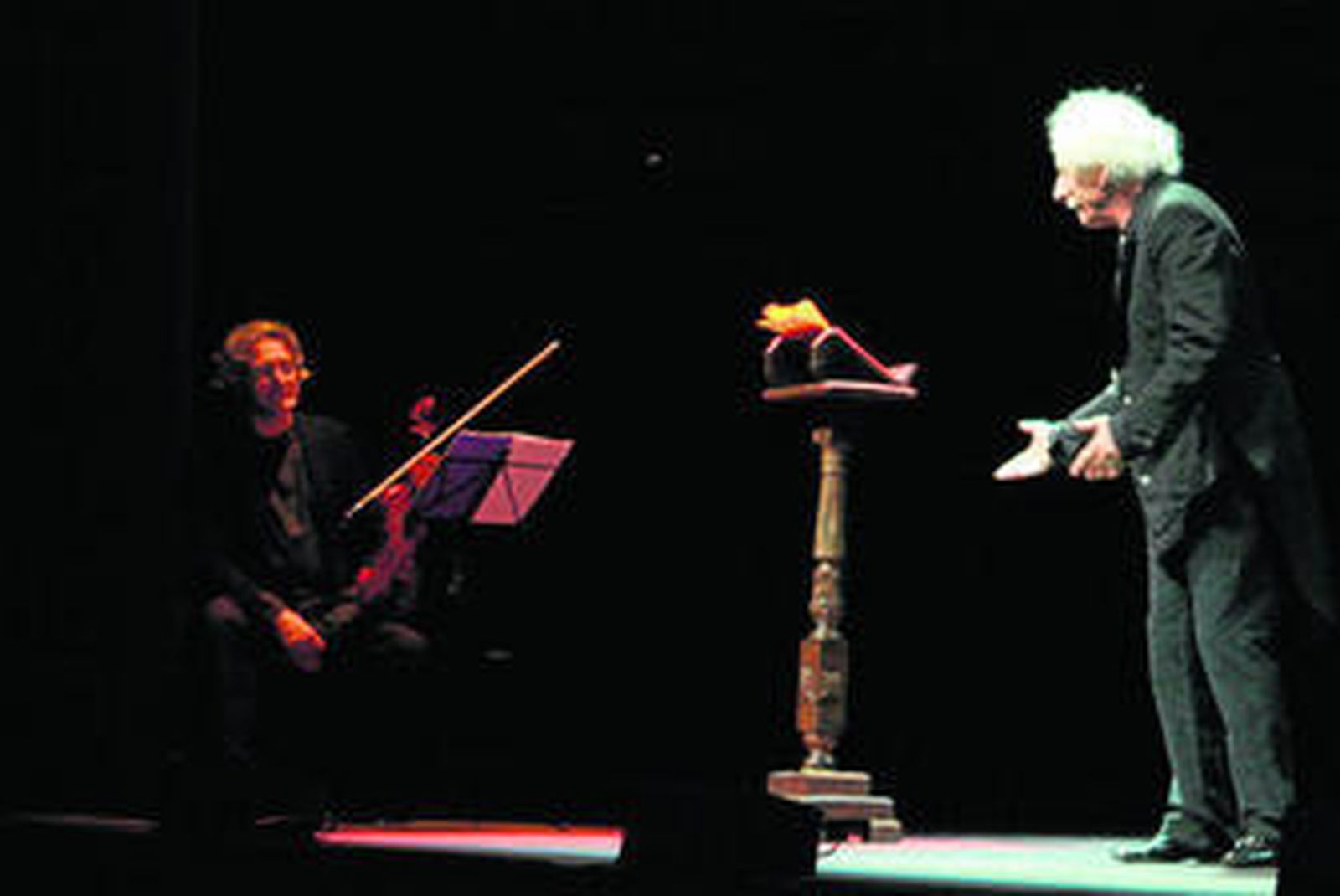 La representación de 'Las mujeres de Shakespeare' contó con un sobrio escenario y el sonido de un violín.