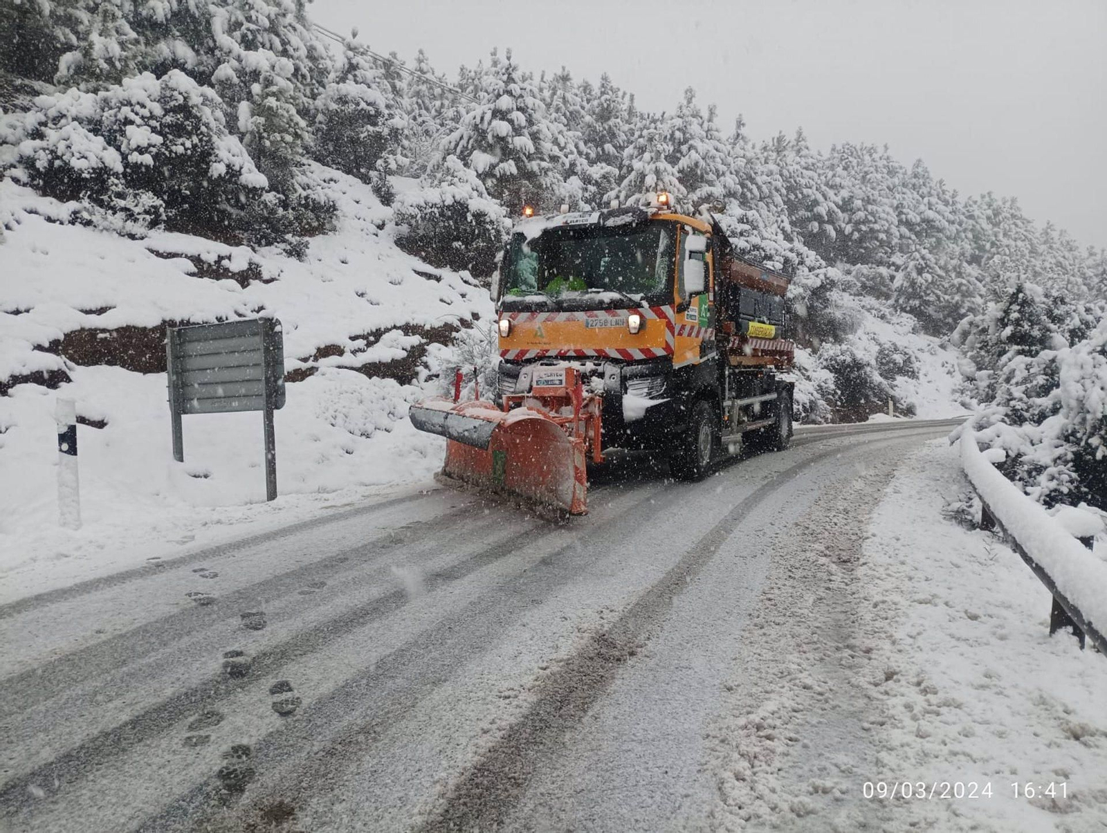 Máquina quitanieves en la provincia de Jaén.