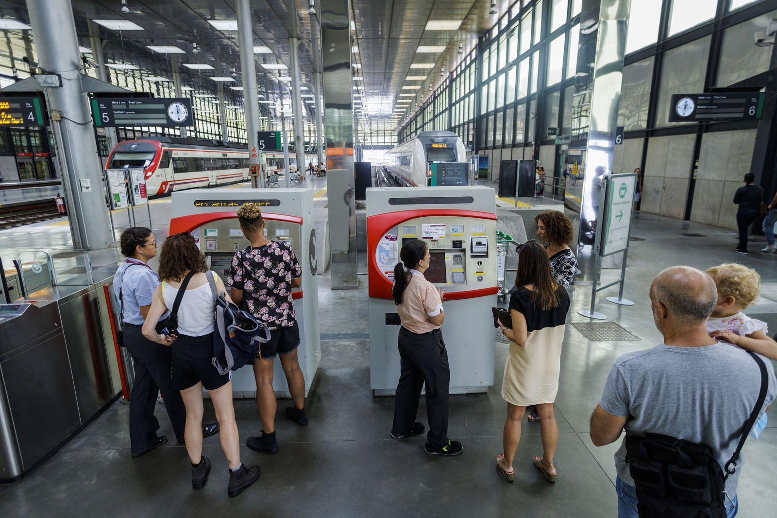 Usuarios comprando billetes en la terminal de Cádiz.