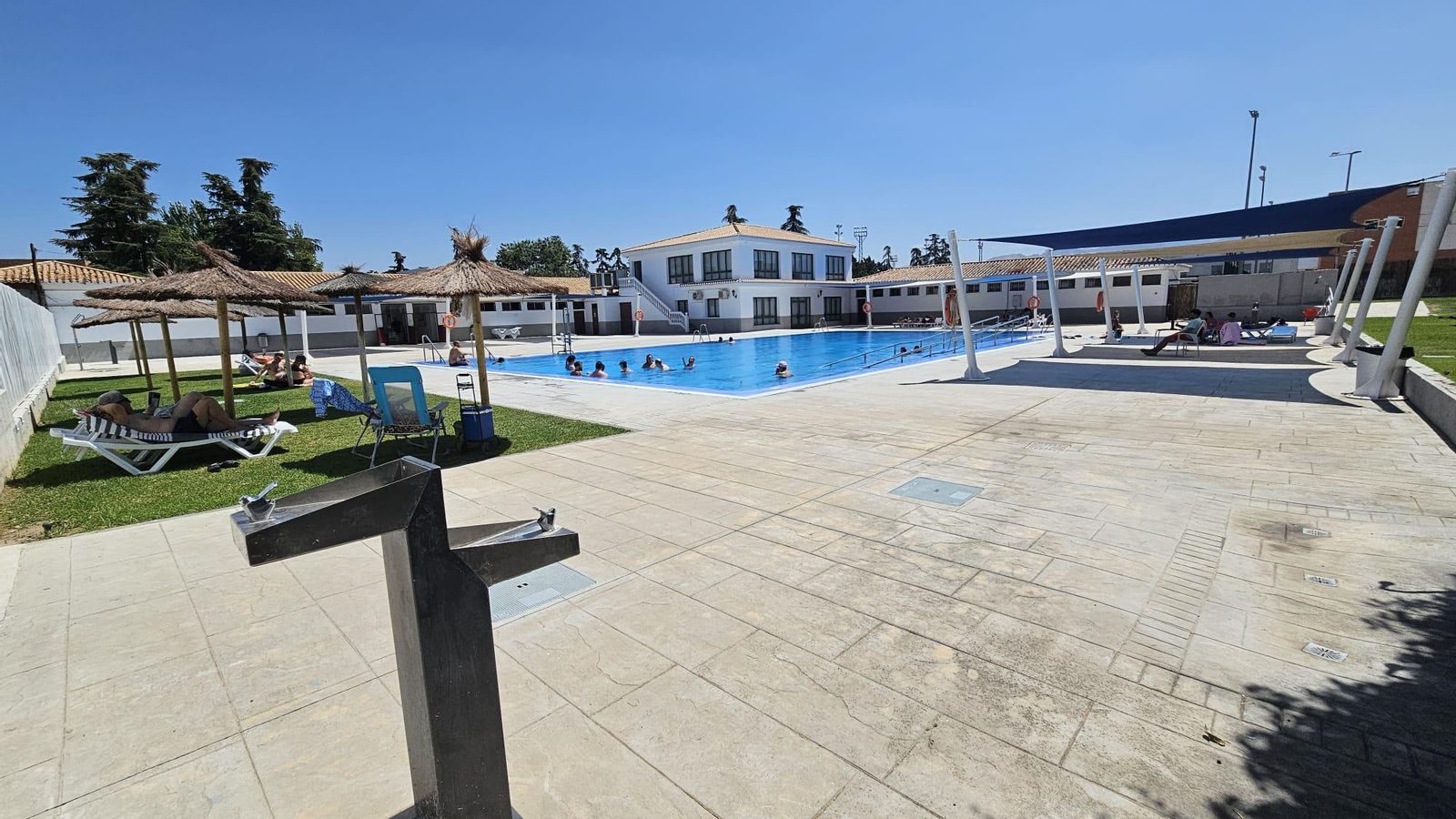 Armilla denuncia que lleva dos años sin poder acordar la gestión de la pileta con la Diputación