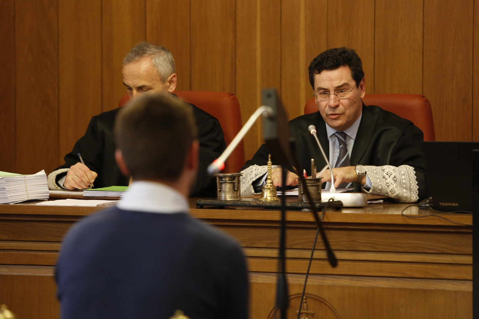 El padre Román, a su llegada a los juzgados.