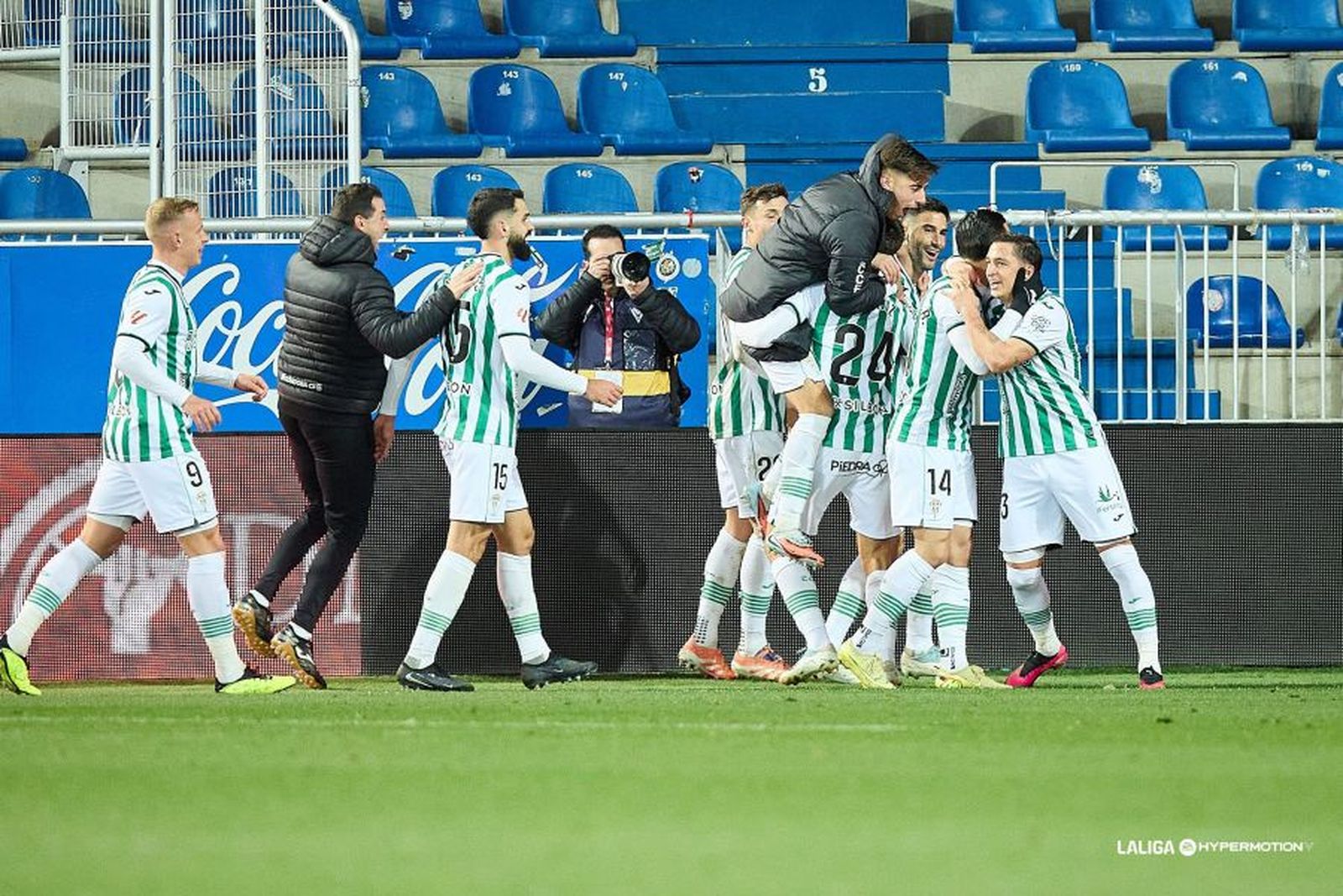 Los jugadores del Córdoba CF celebran el gol de Guardiola en Vitoria.