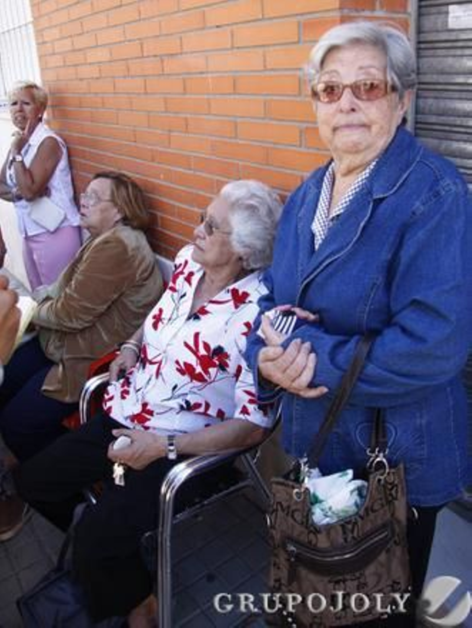 Vecinos desalojados esperan una solución en la calle.

Foto: Belén Vargas