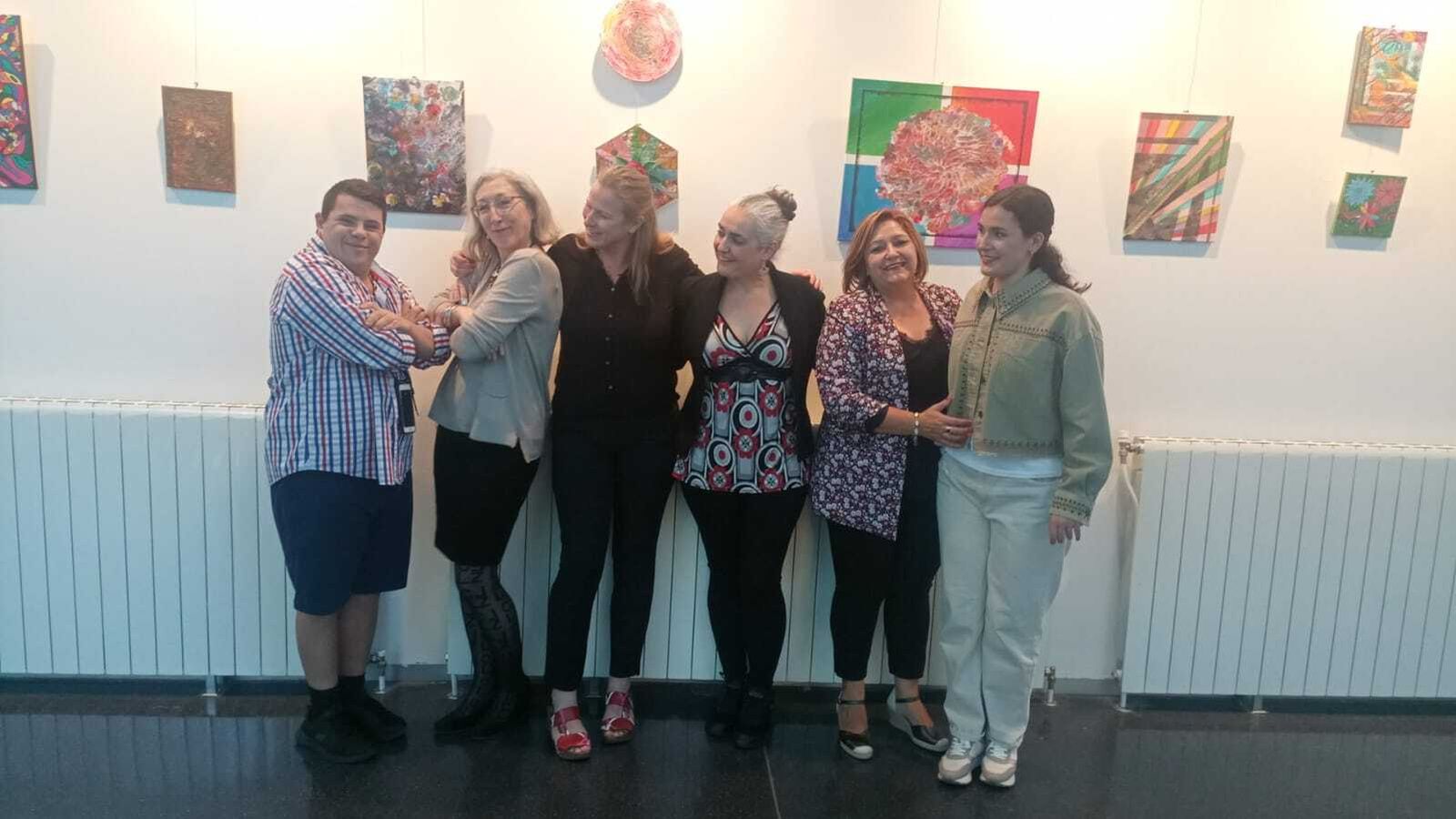 Los siete artistas que presentan sus maravillosas obras en esta exposición.