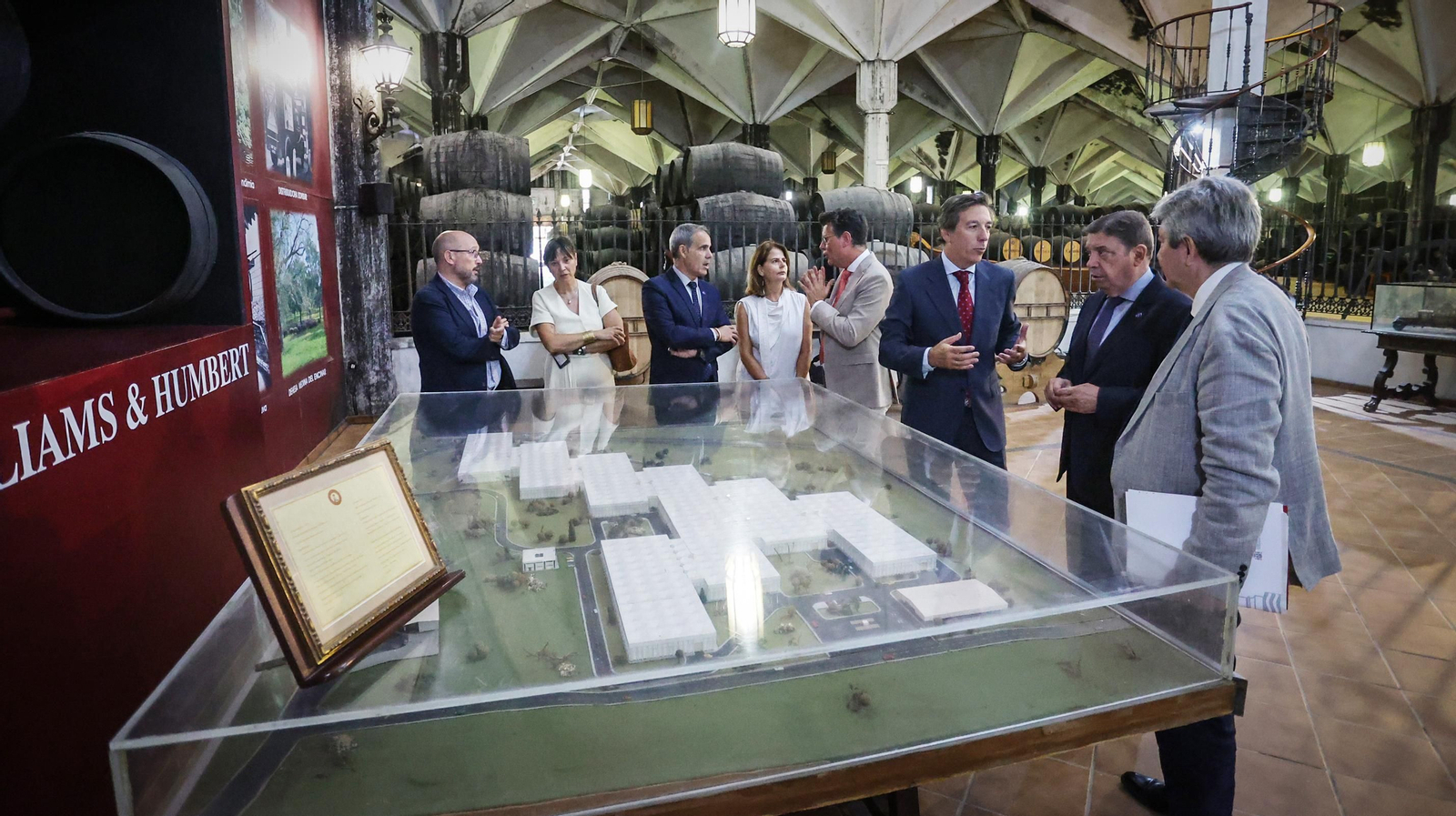 El ministro de agricultura Luis Planas vista la bodega de Wiliams & Humbert en Jerez