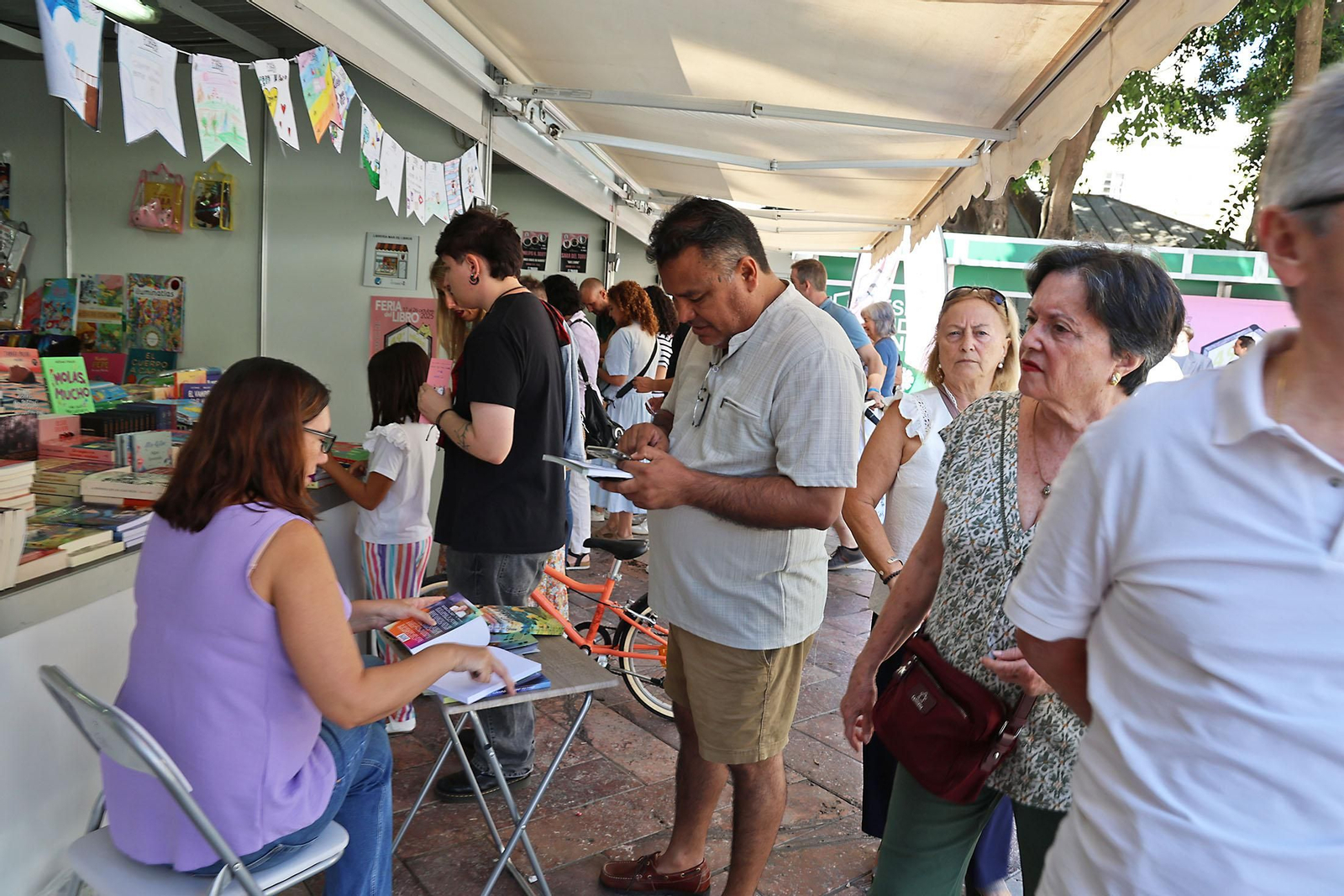 Imágenes del ambiente en la Feria del Libro de Huelva