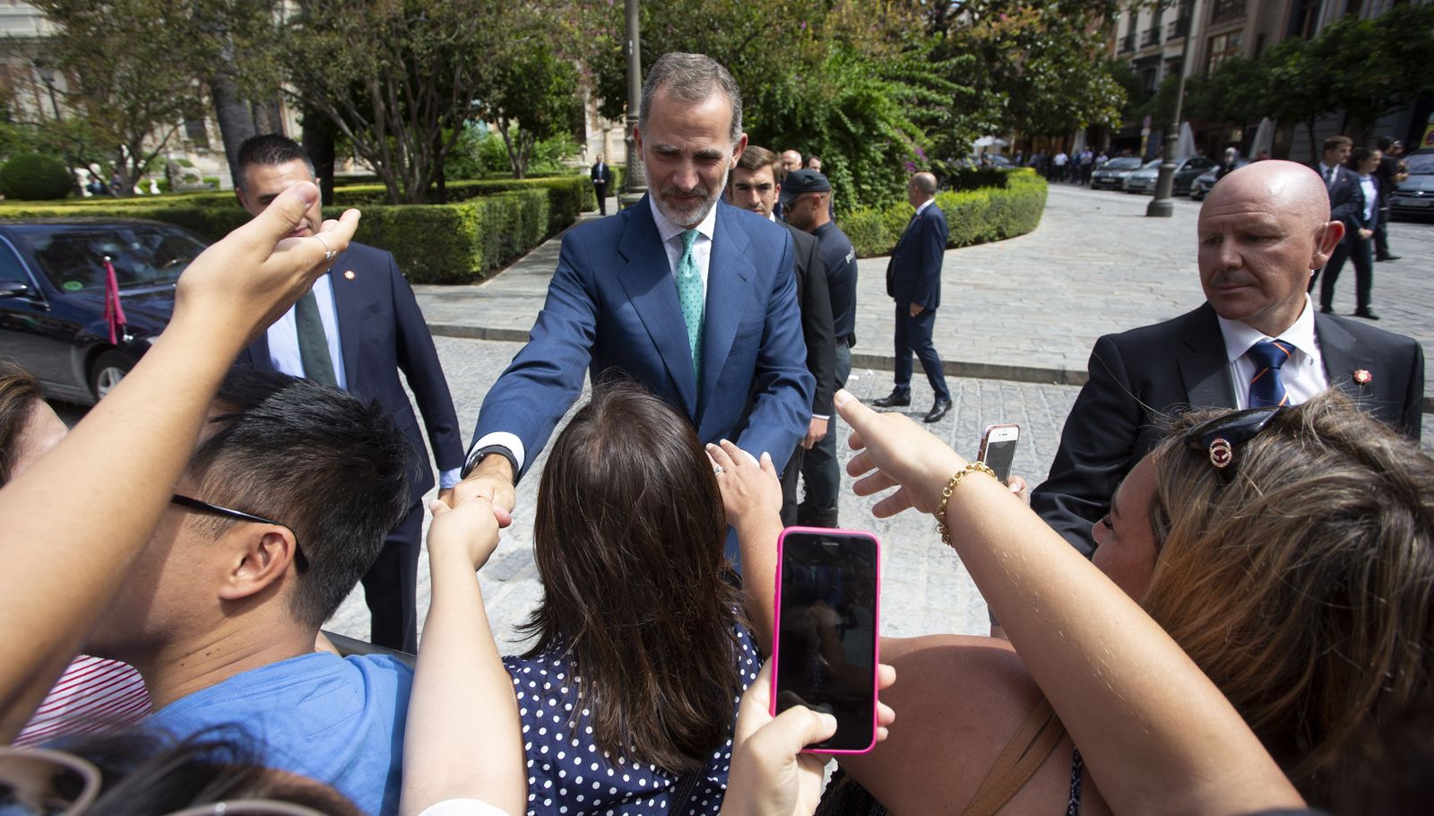 La visita de los Reyes a la exposición 'El viaje más largo', en imágenes
