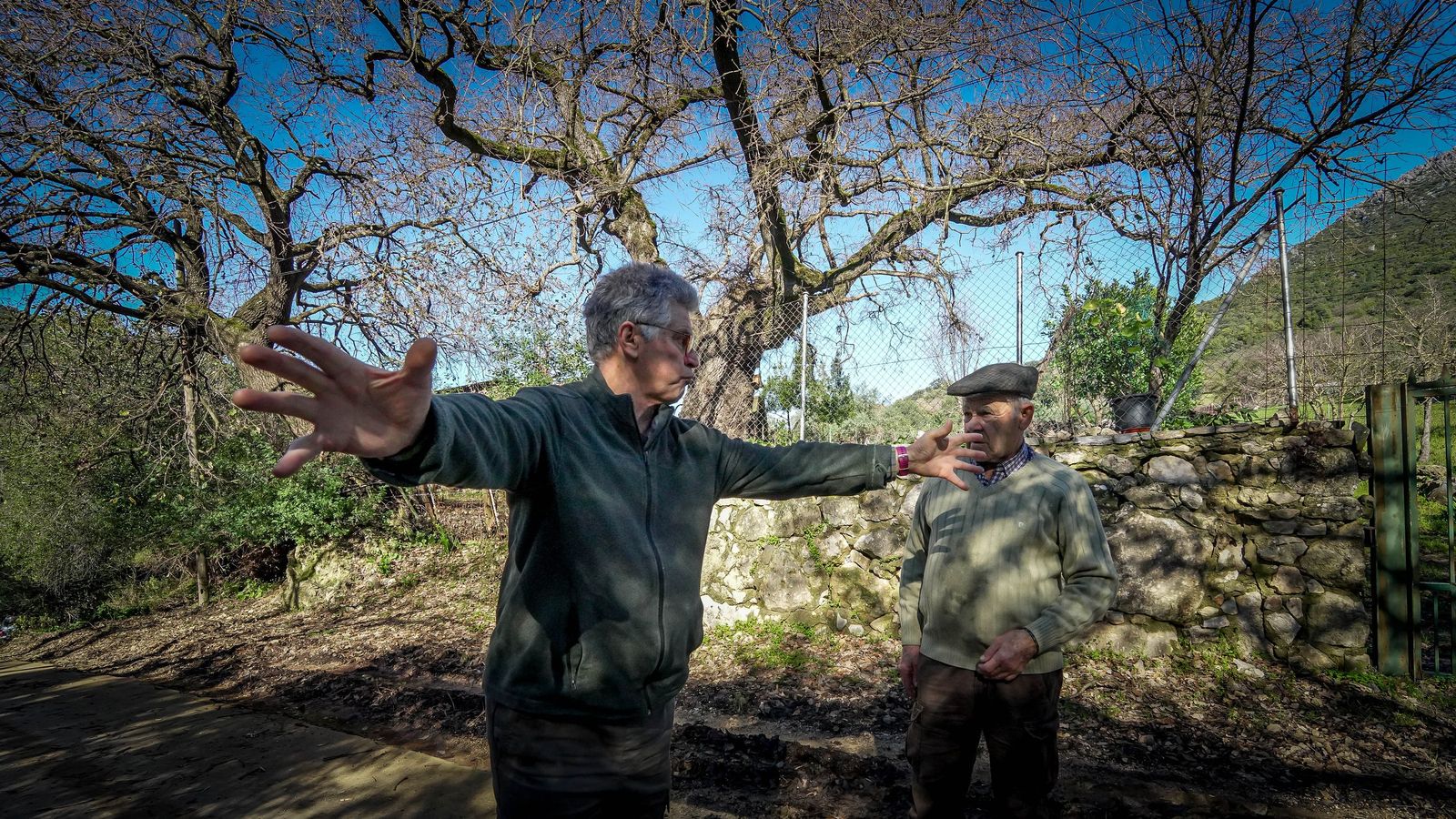Clavero, hablando con un vecino de Benamahoma