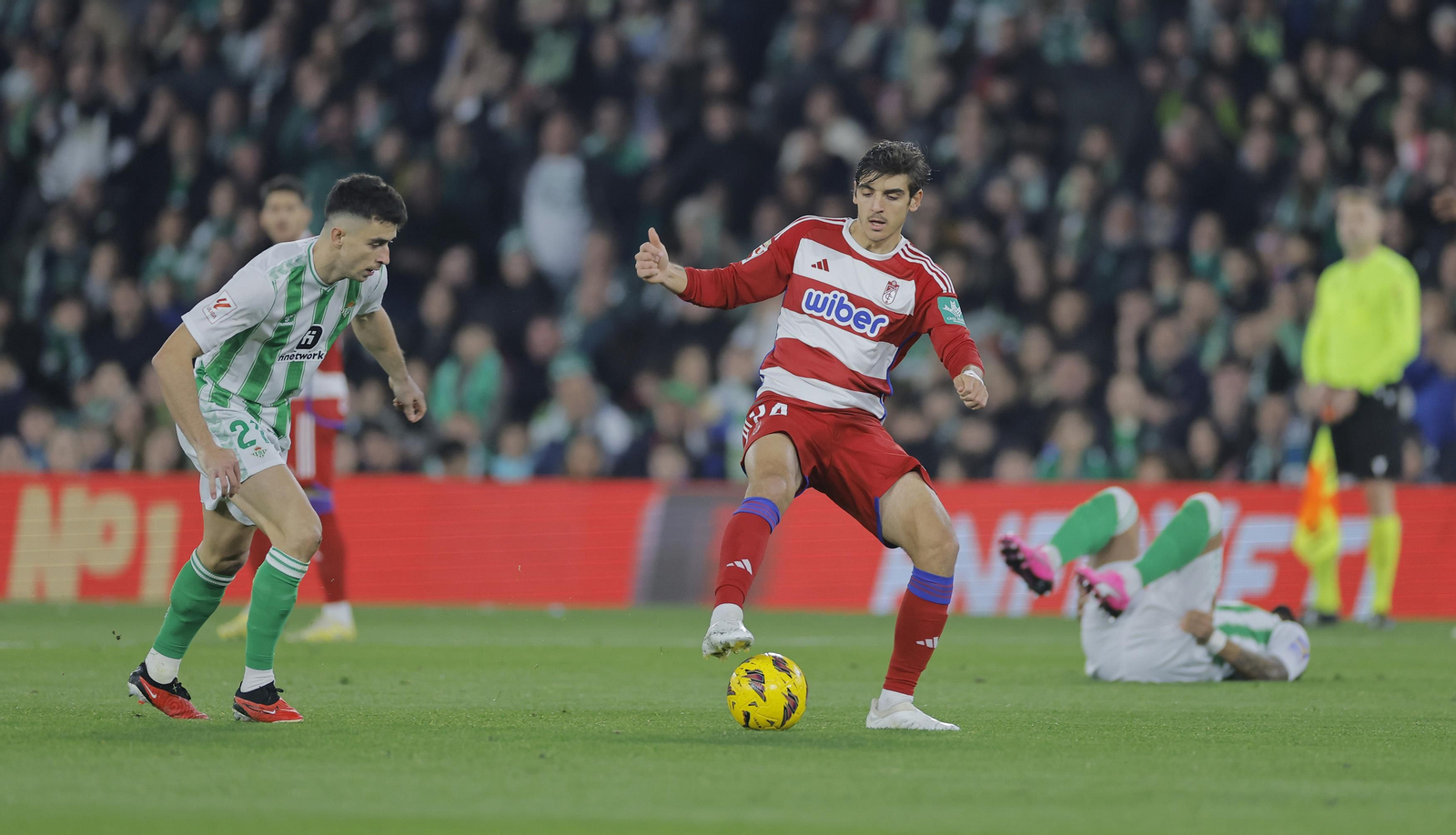 Gonzalo Villar pisa el balón ante un jugador del Betis