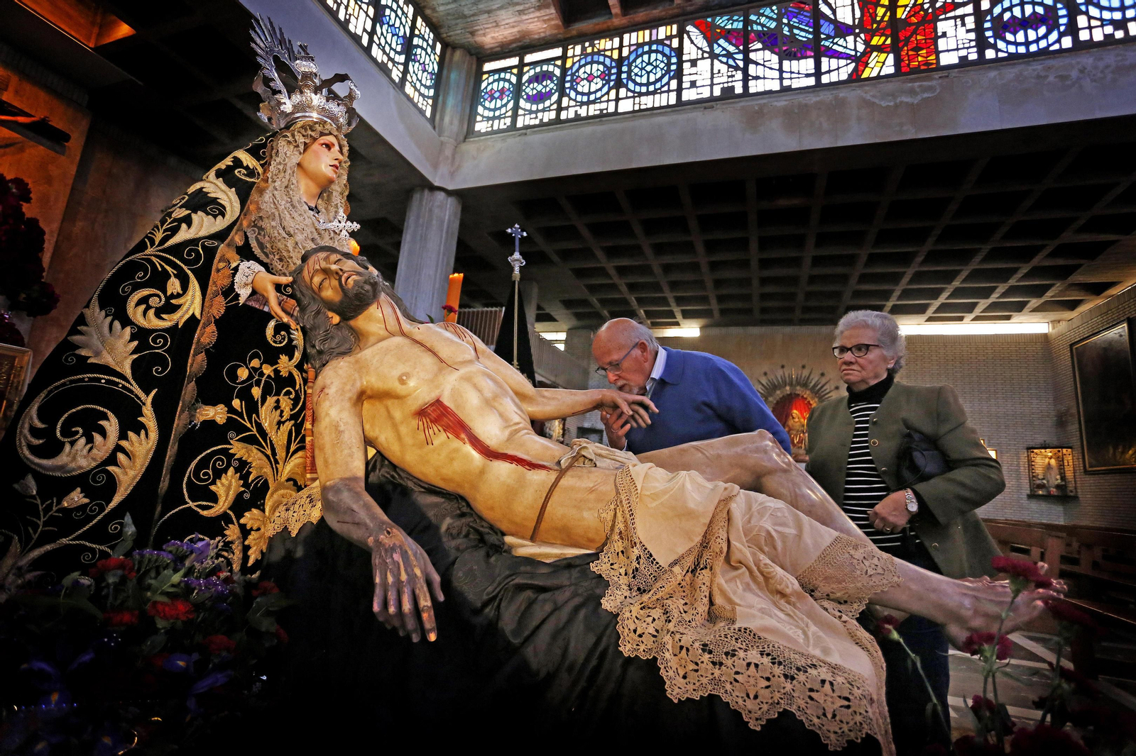Besamanos del Señor de la Mortaja y la Virgen de la Caridad en la iglesia de Capuchinos.